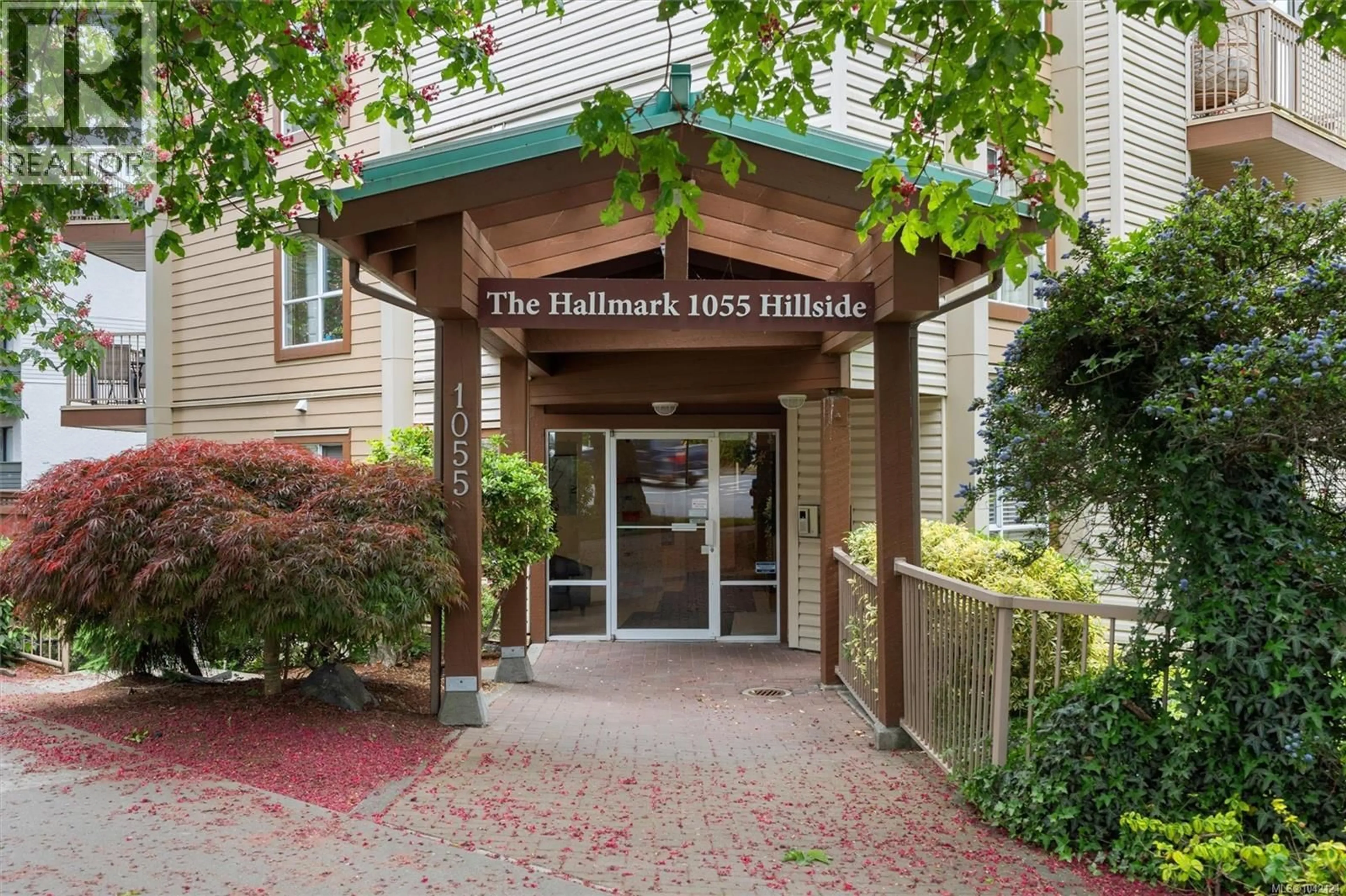 Indoor foyer for 105 - 1055 HILLSIDE AVENUE, Victoria British Columbia V8T2A4