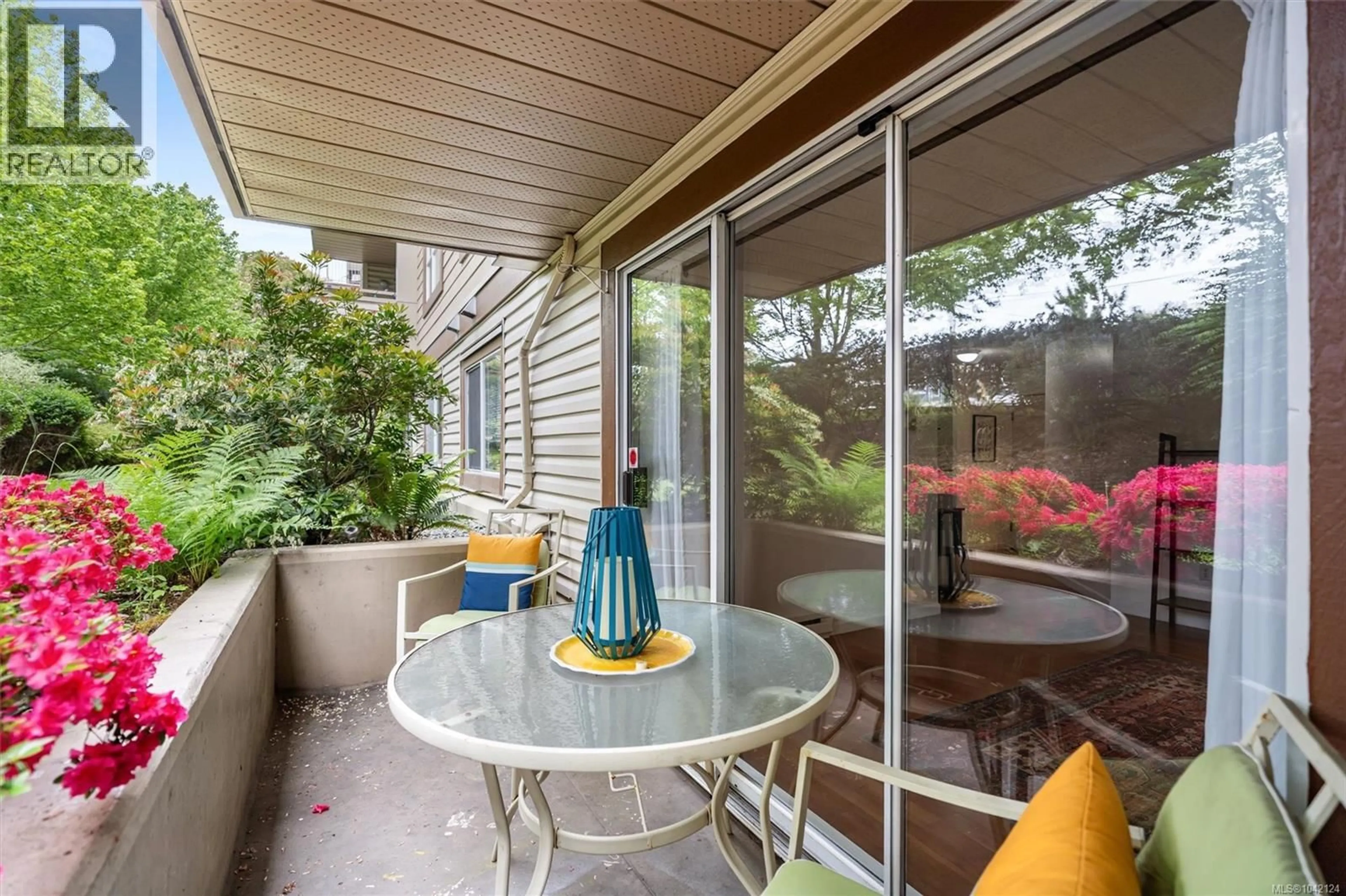 Patio, water/lake/river/ocean view for 105 - 1055 HILLSIDE AVENUE, Victoria British Columbia V8T2A4