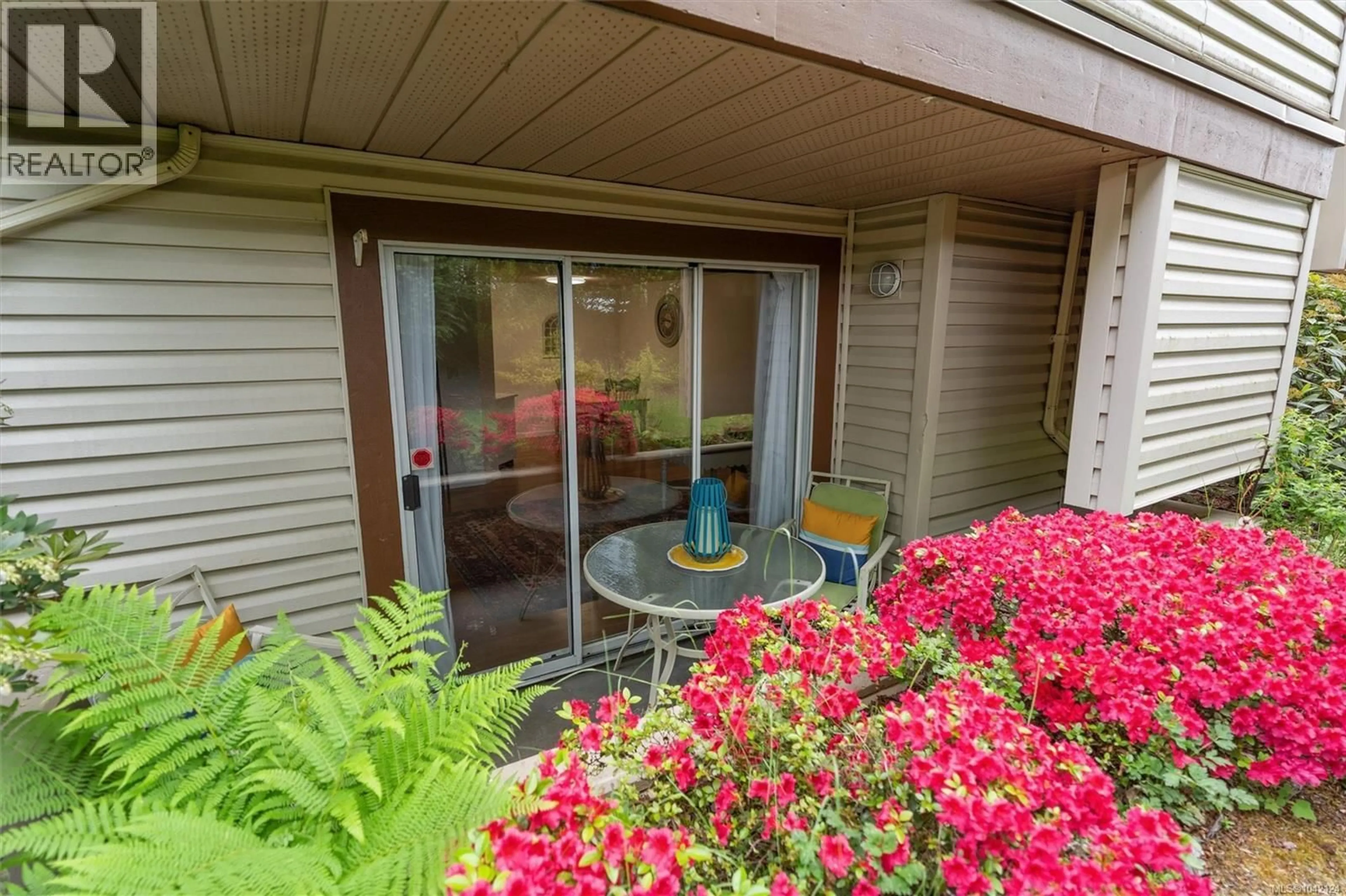Patio, water/lake/river/ocean view for 105 - 1055 HILLSIDE AVENUE, Victoria British Columbia V8T2A4