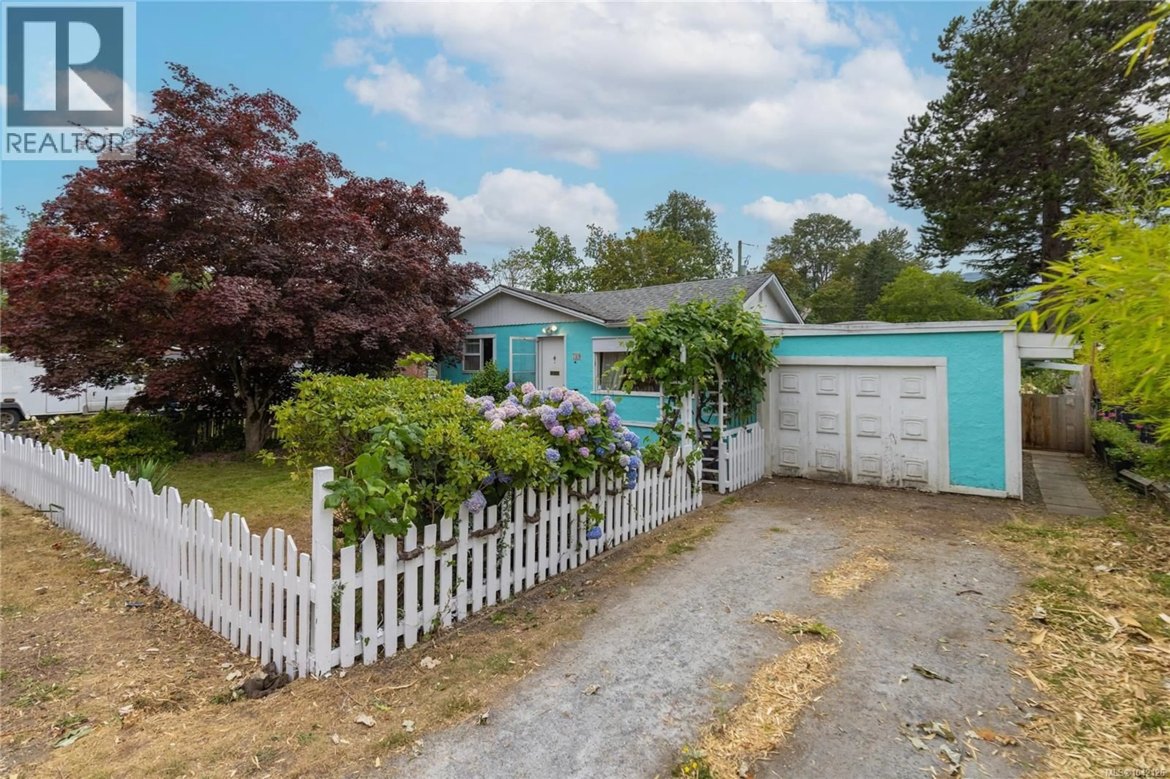 A pic from outside/outdoor area/front of a property/back of a property/a pic from drone, street for 709 STIRLING AVENUE, Nanaimo British Columbia V9R4C9
