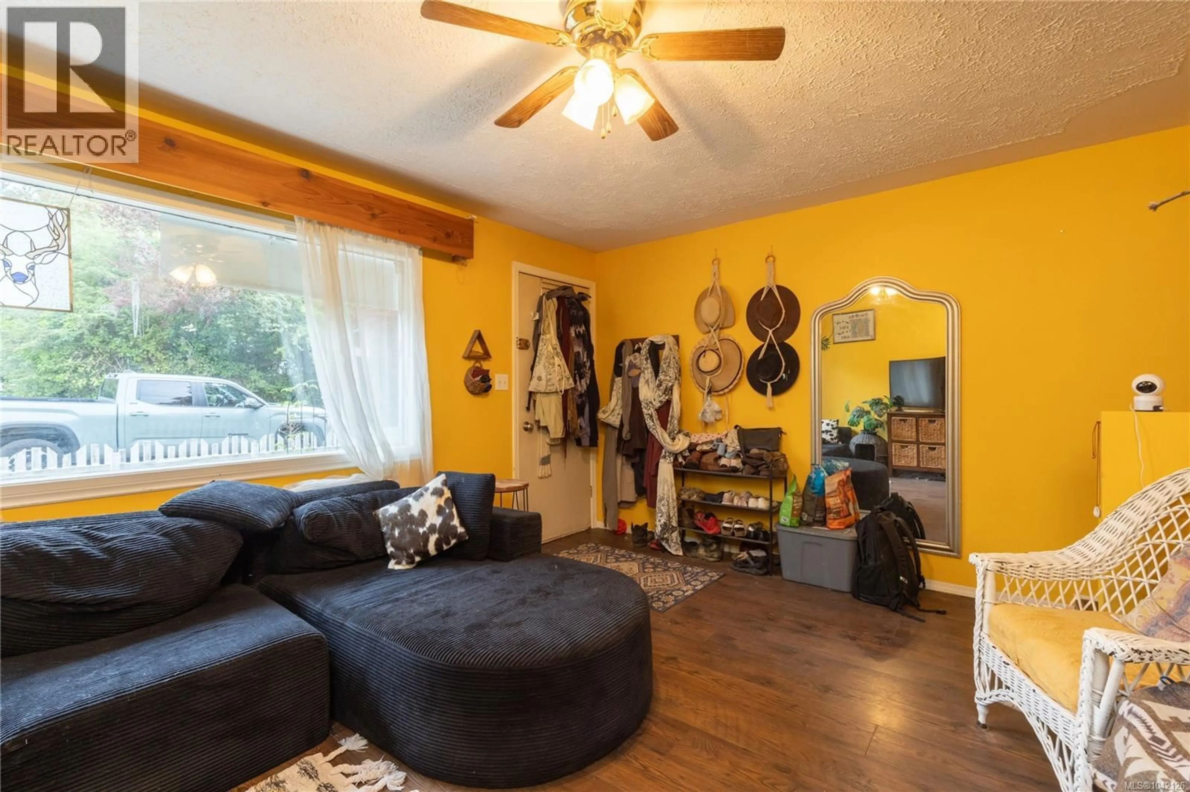 Living room with furniture, wood/laminate floor for 709 STIRLING AVENUE, Nanaimo British Columbia V9R4C9