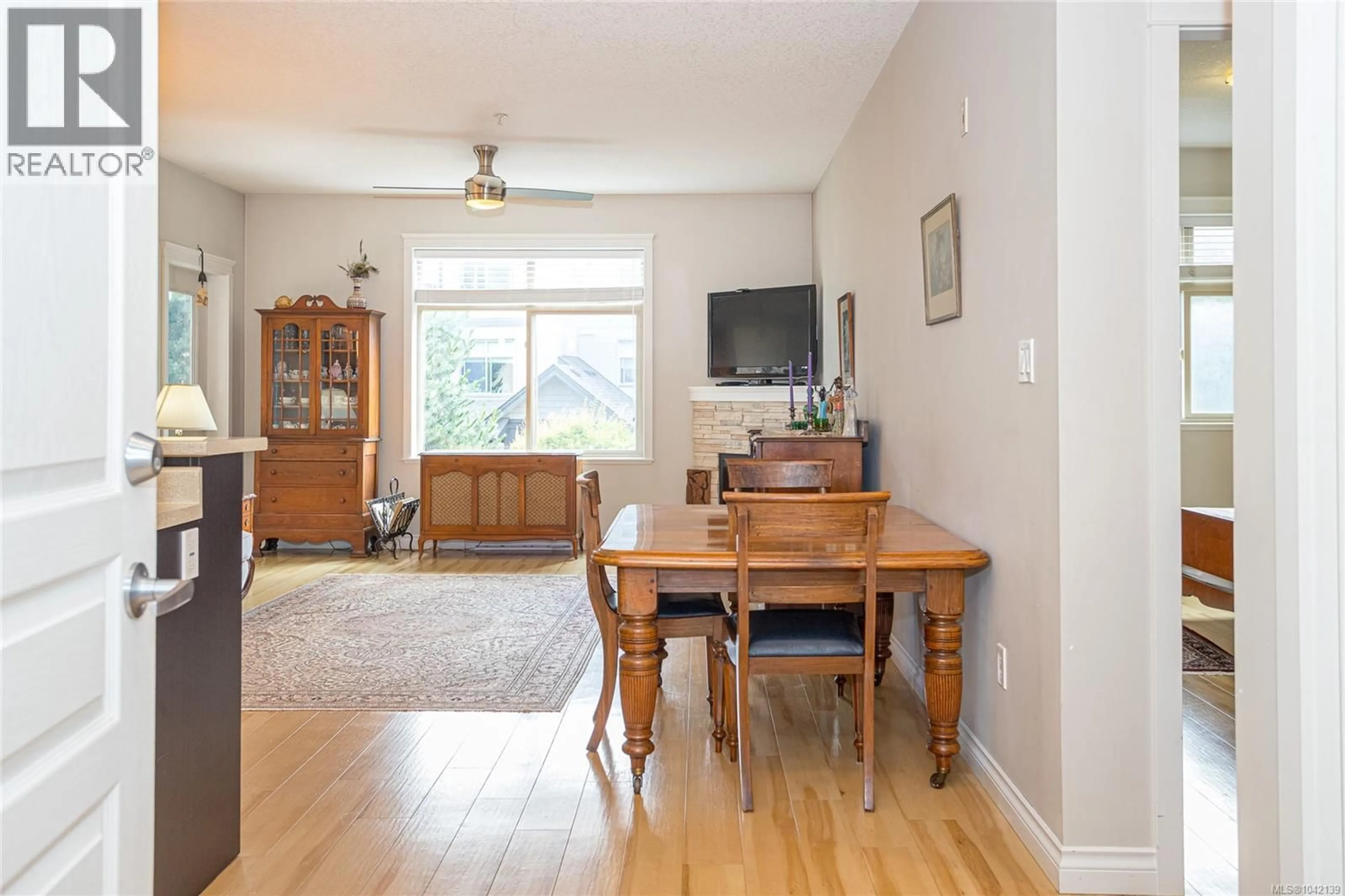 Dining room, wood/laminate floor for 207 - 2117 MEREDITH ROAD, Nanaimo British Columbia V9S2N2