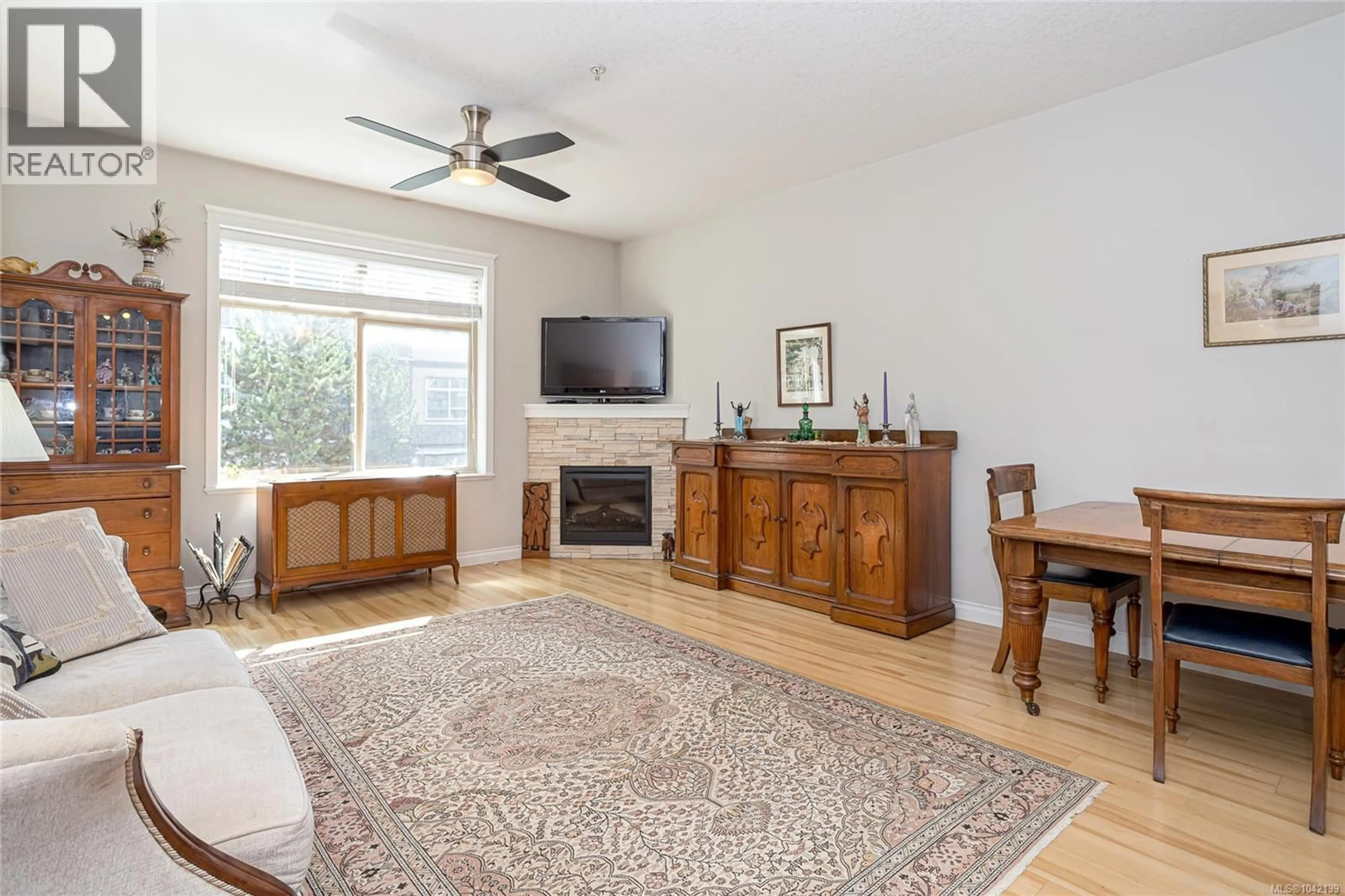 Living room with furniture, wood/laminate floor for 207 - 2117 MEREDITH ROAD, Nanaimo British Columbia V9S2N2