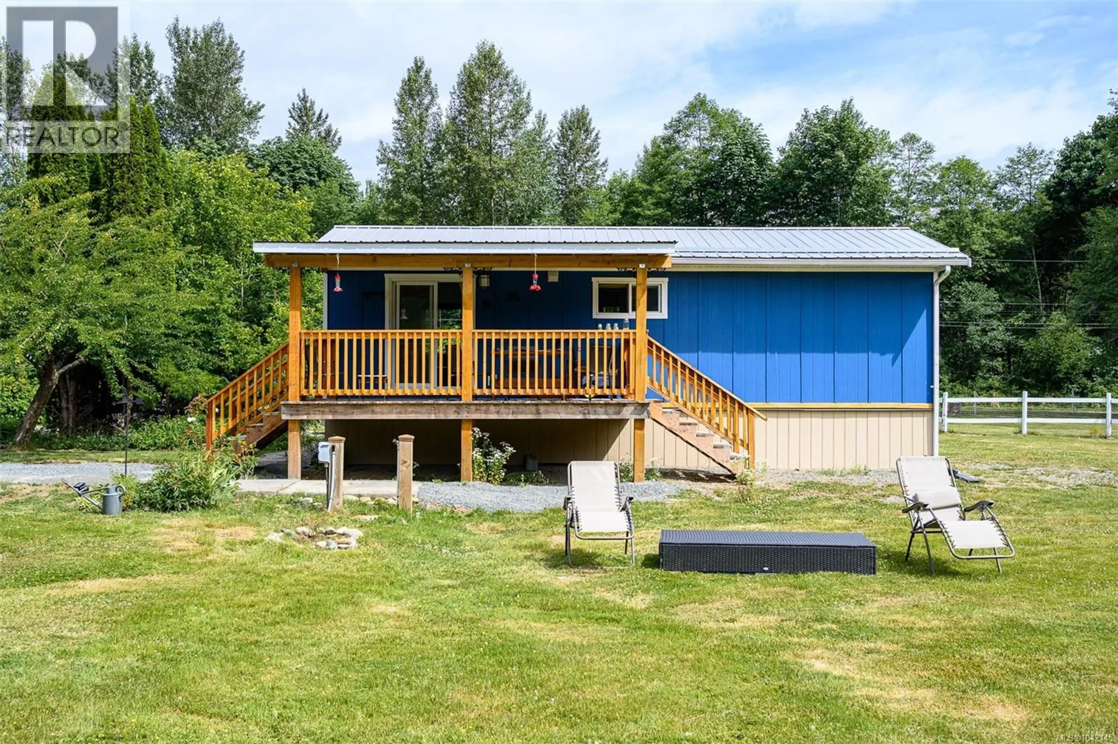 A pic from outside/outdoor area/front of a property/back of a property/a pic from drone, unknown for 429 COMMUNITY ROAD, Sayward British Columbia V0P1R0