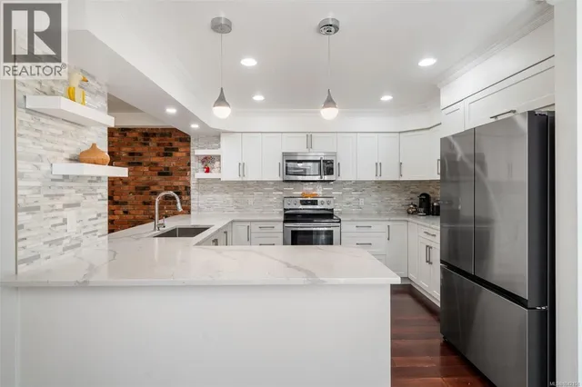 4682 LOCHSIDE DRIVE, Saanich 2