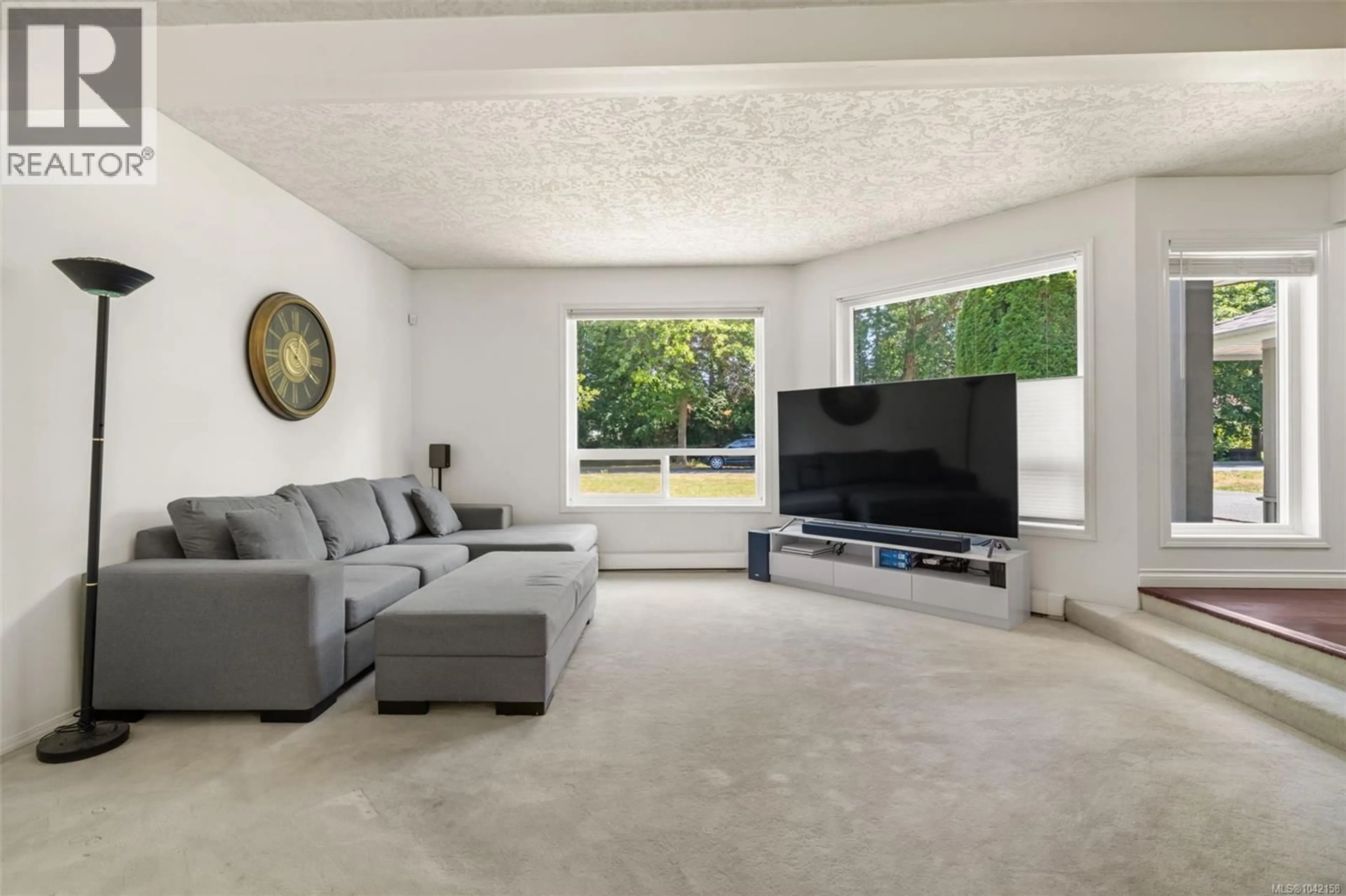 Living room with furniture, unknown for 4682 LOCHSIDE DRIVE, Saanich British Columbia V8Y2X7