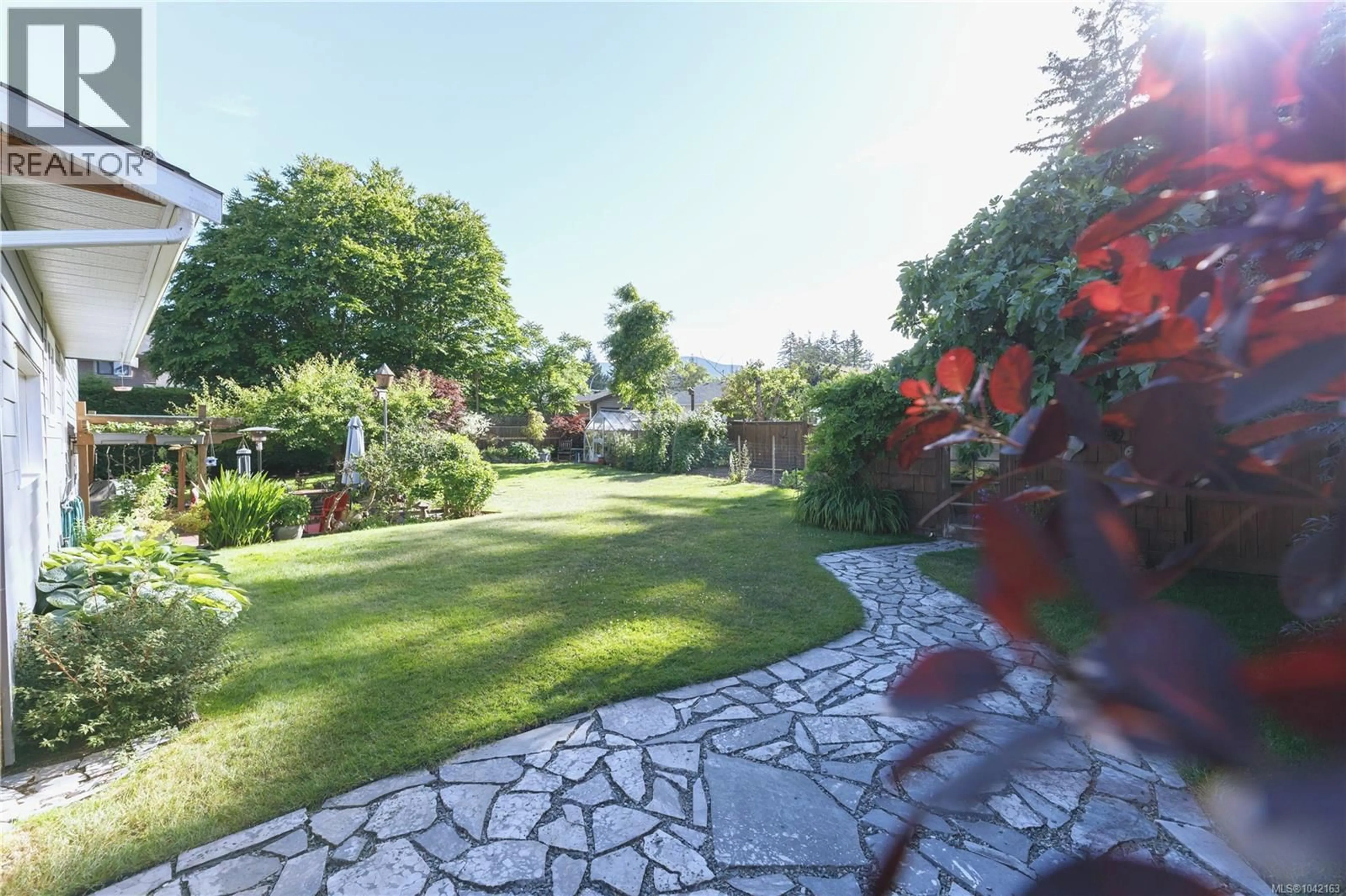 Patio, street for 2177 LANCASHIRE AVENUE, Nanaimo British Columbia V9S5P6