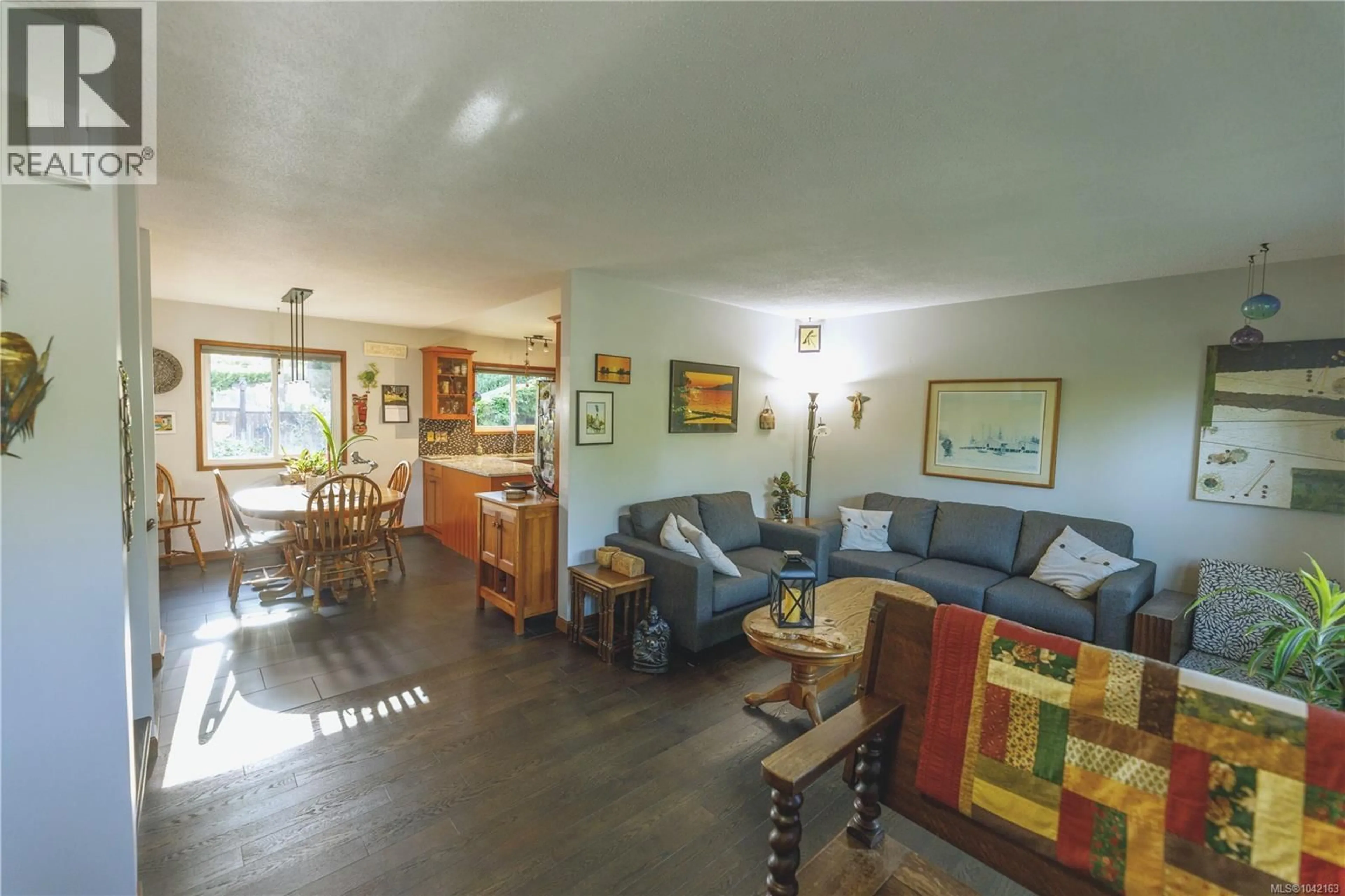 Living room with furniture, wood/laminate floor for 2177 LANCASHIRE AVENUE, Nanaimo British Columbia V9S5P6