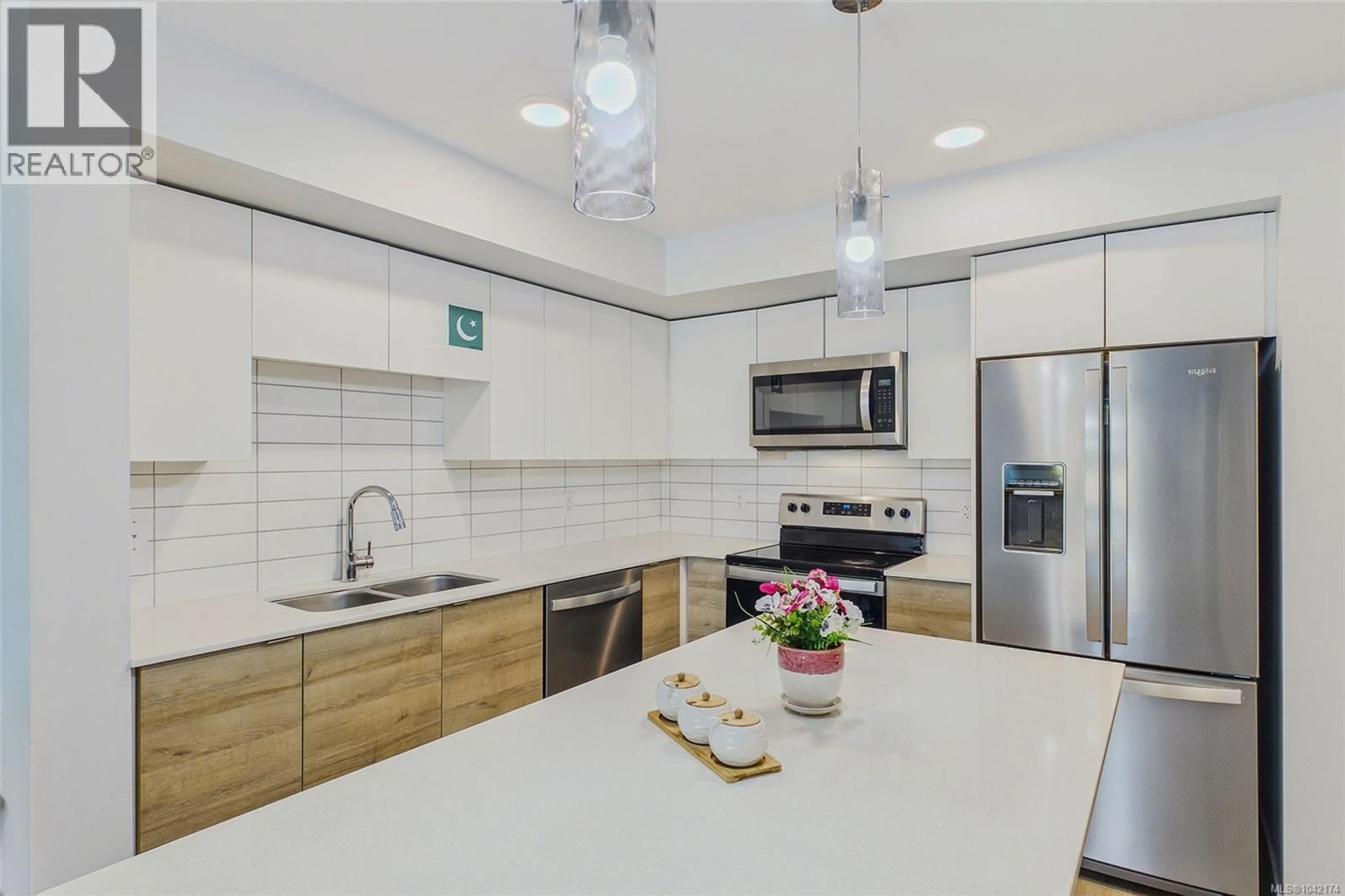 Contemporary kitchen, ceramic/tile floor for 204 - 4820 CEDAR RIDGE PLACE, Nanaimo British Columbia V9T0M7