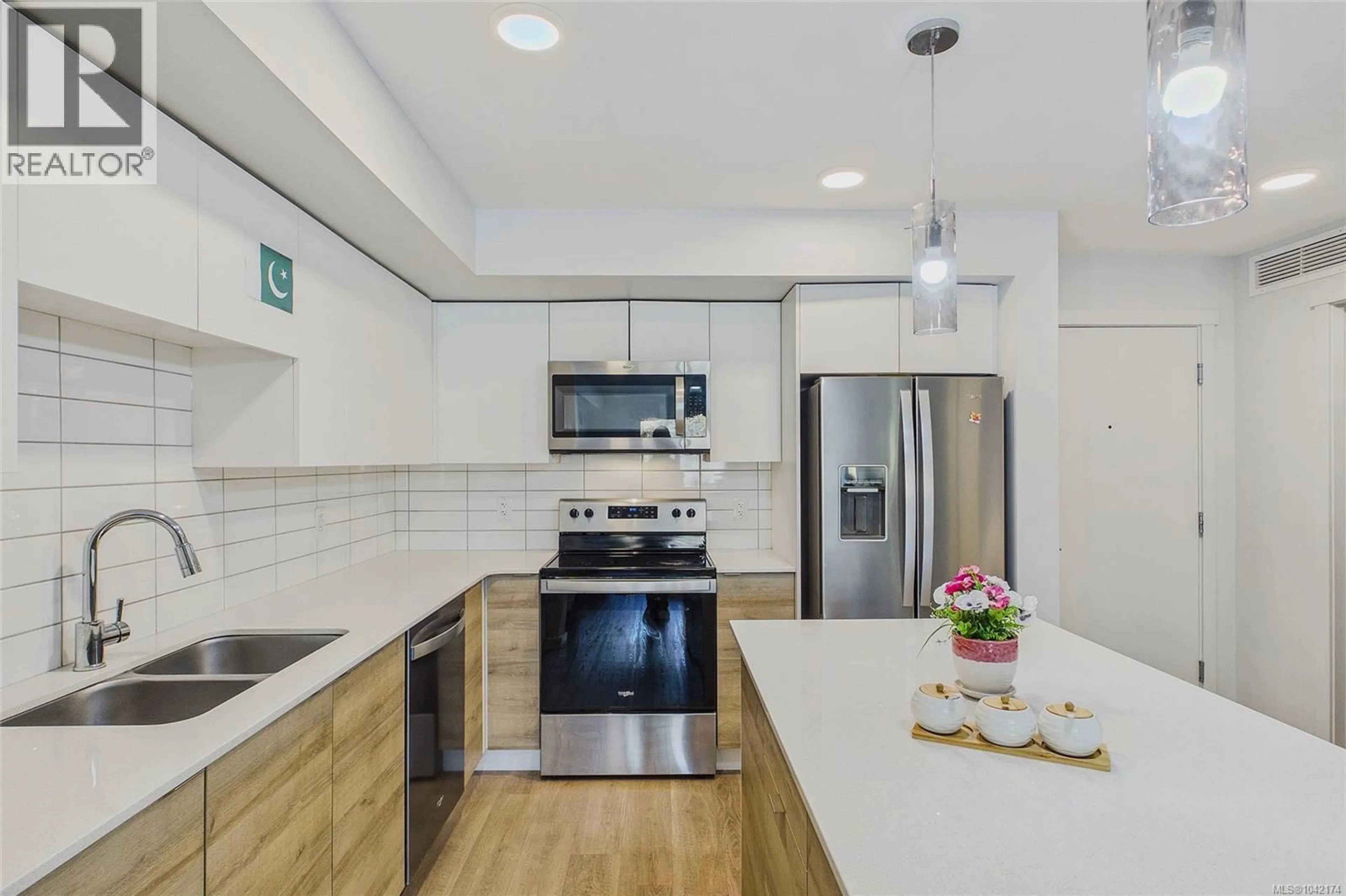 Open concept kitchen, ceramic/tile floor for 204 - 4820 CEDAR RIDGE PLACE, Nanaimo British Columbia V9T0M7