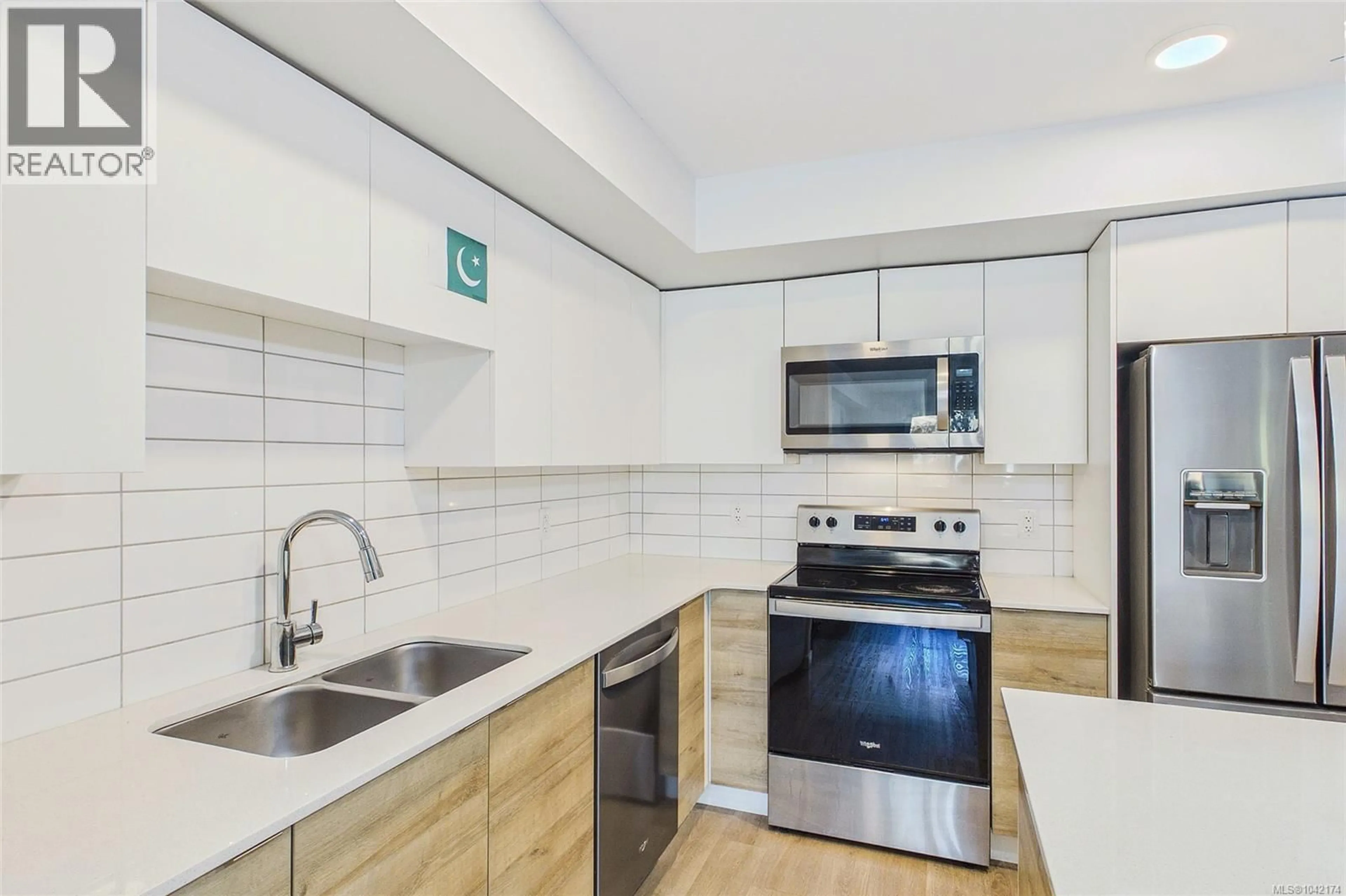 Standard kitchen, ceramic/tile floor for 204 - 4820 CEDAR RIDGE PLACE, Nanaimo British Columbia V9T0M7