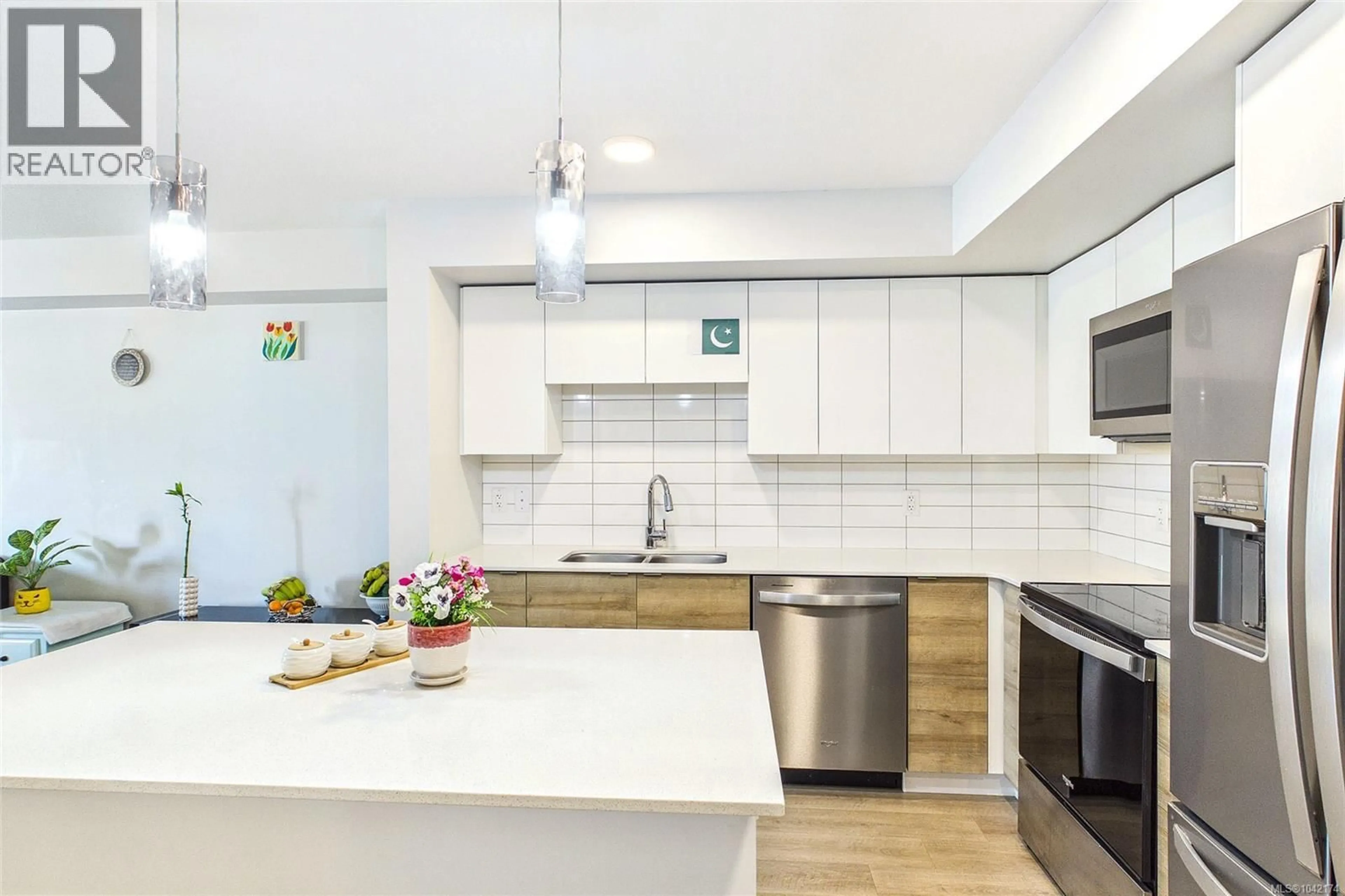 Open concept kitchen, ceramic/tile floor for 204 - 4820 CEDAR RIDGE PLACE, Nanaimo British Columbia V9T0M7