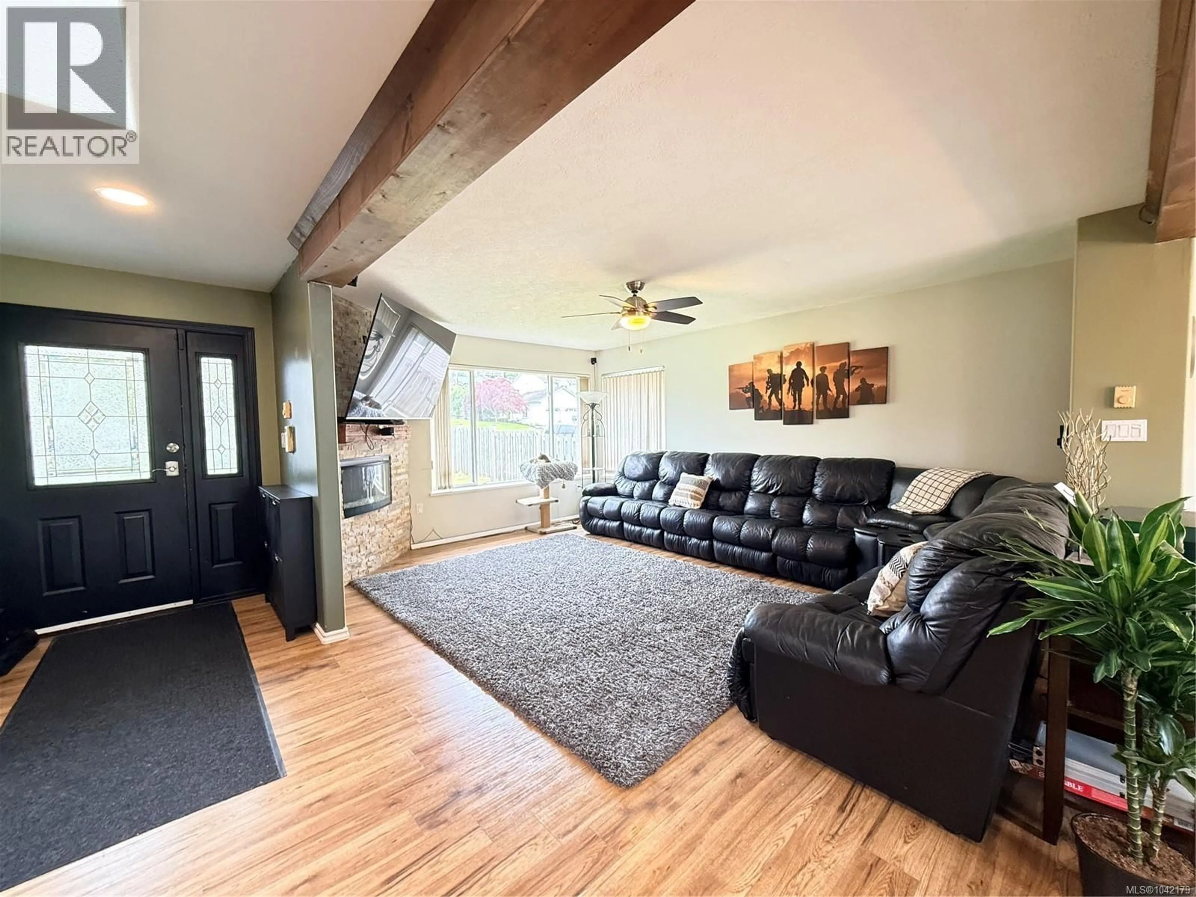Living room with furniture, wood/laminate floor for 2116 NORTHLAND ROAD, Port McNeill British Columbia V0N2R0