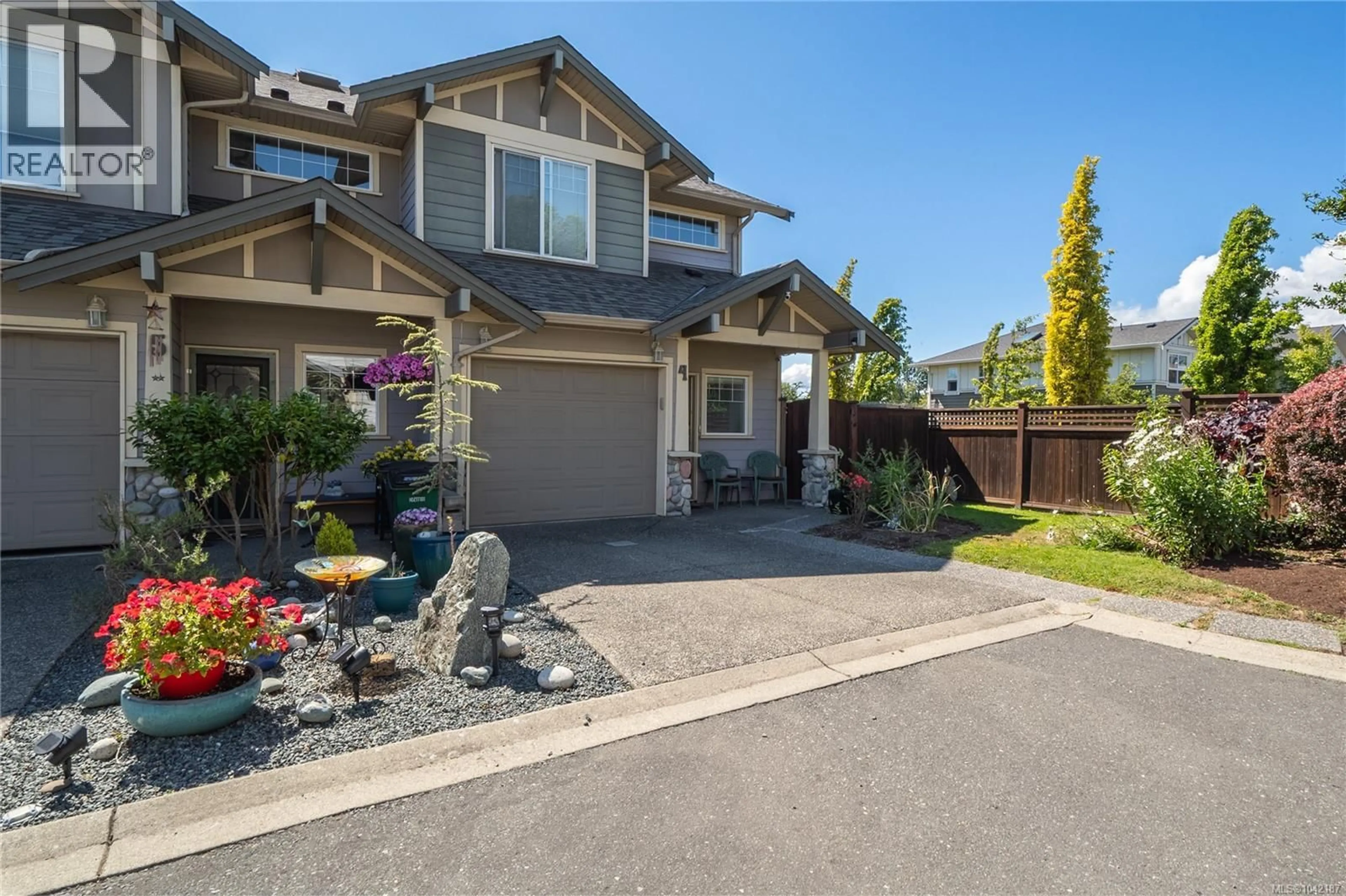 A pic from outside/outdoor area/front of a property/back of a property/a pic from drone, street for 4 - 3338 WHITTIER AVENUE, Saanich British Columbia V8Z3P9