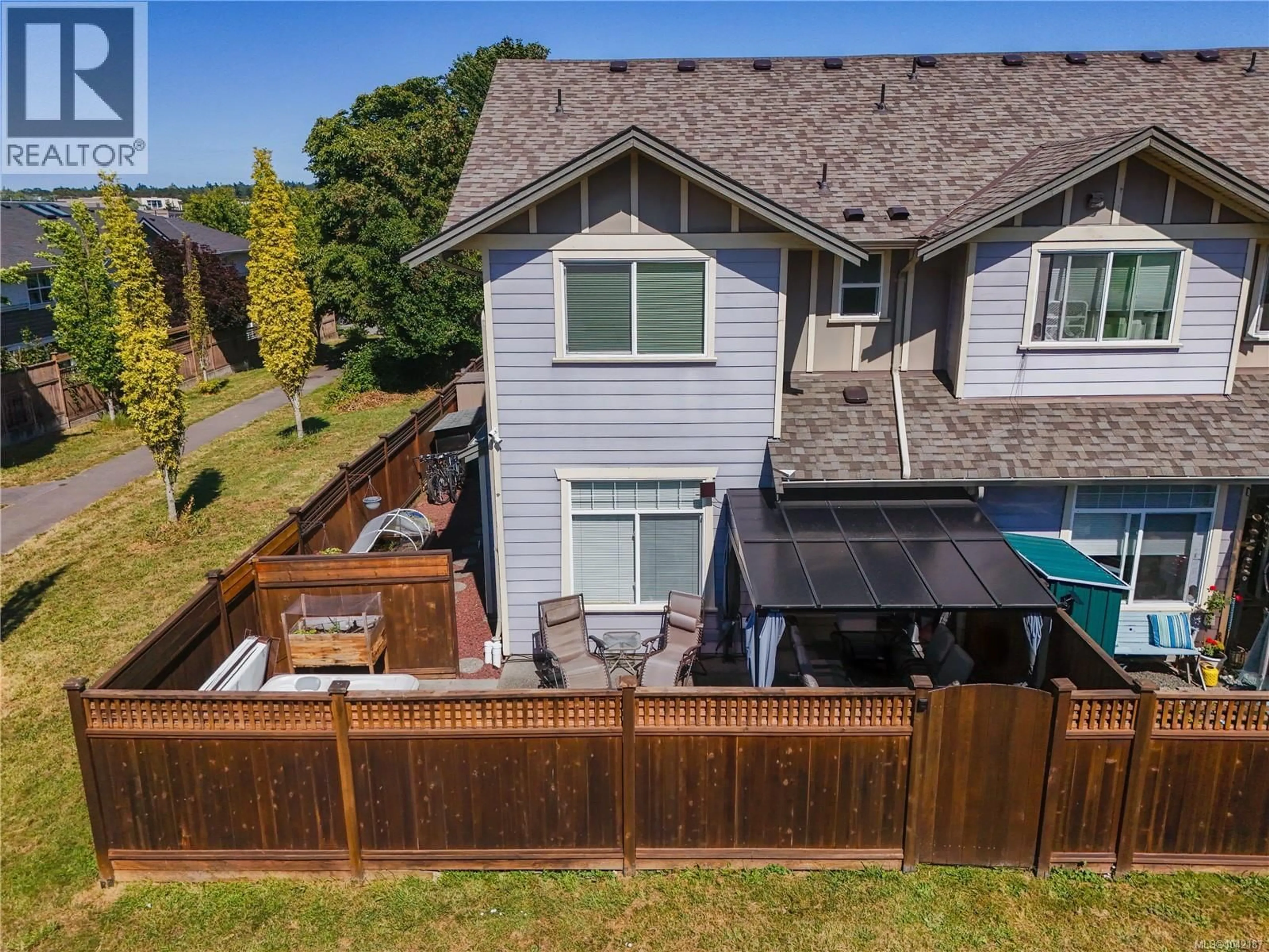 A pic from outside/outdoor area/front of a property/back of a property/a pic from drone, unknown for 4 - 3338 WHITTIER AVENUE, Saanich British Columbia V8Z3P9