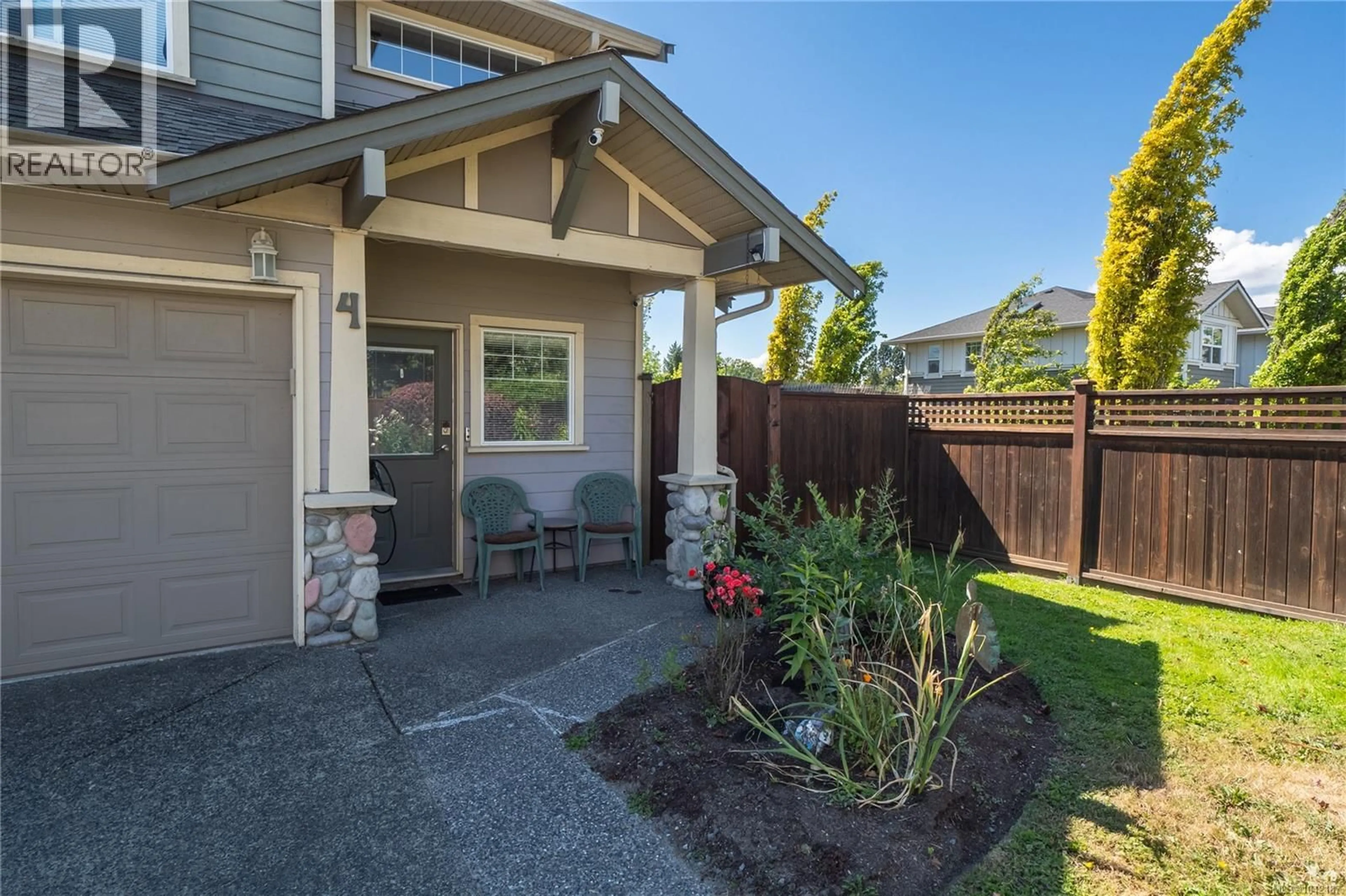 Patio, street for 4 - 3338 WHITTIER AVENUE, Saanich British Columbia V8Z3P9