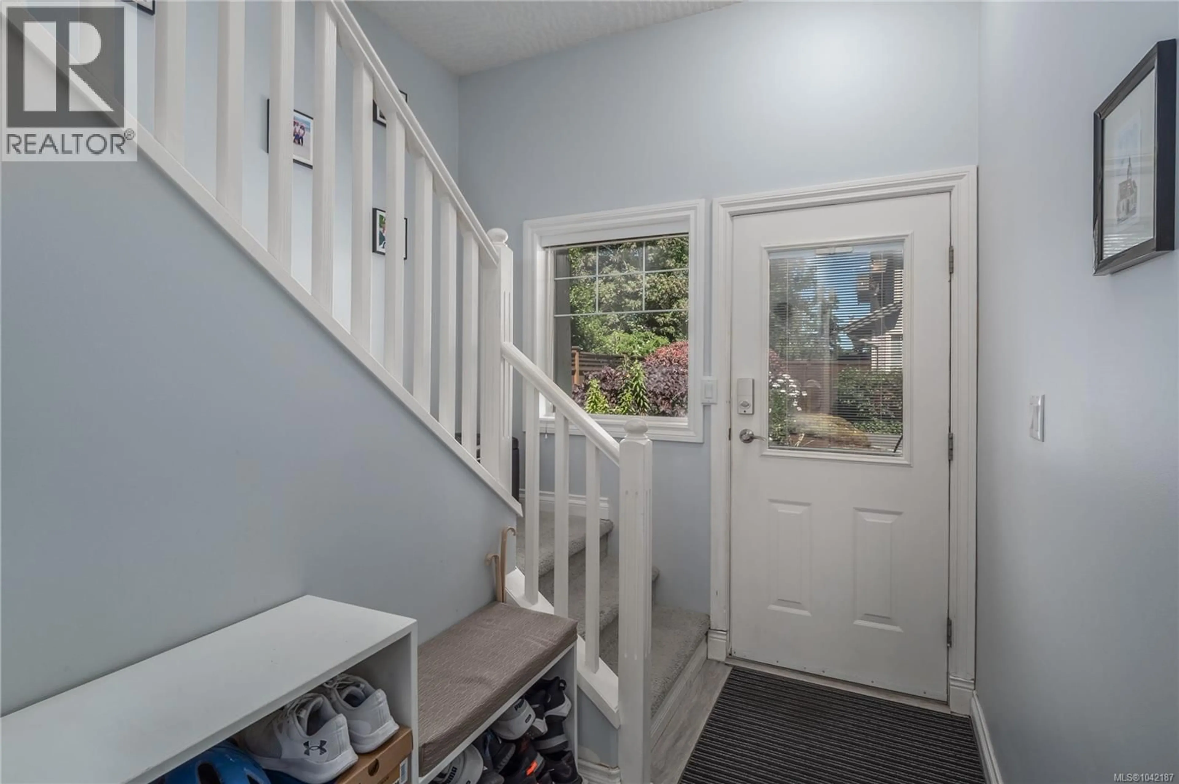 Indoor entryway for 4 - 3338 WHITTIER AVENUE, Saanich British Columbia V8Z3P9
