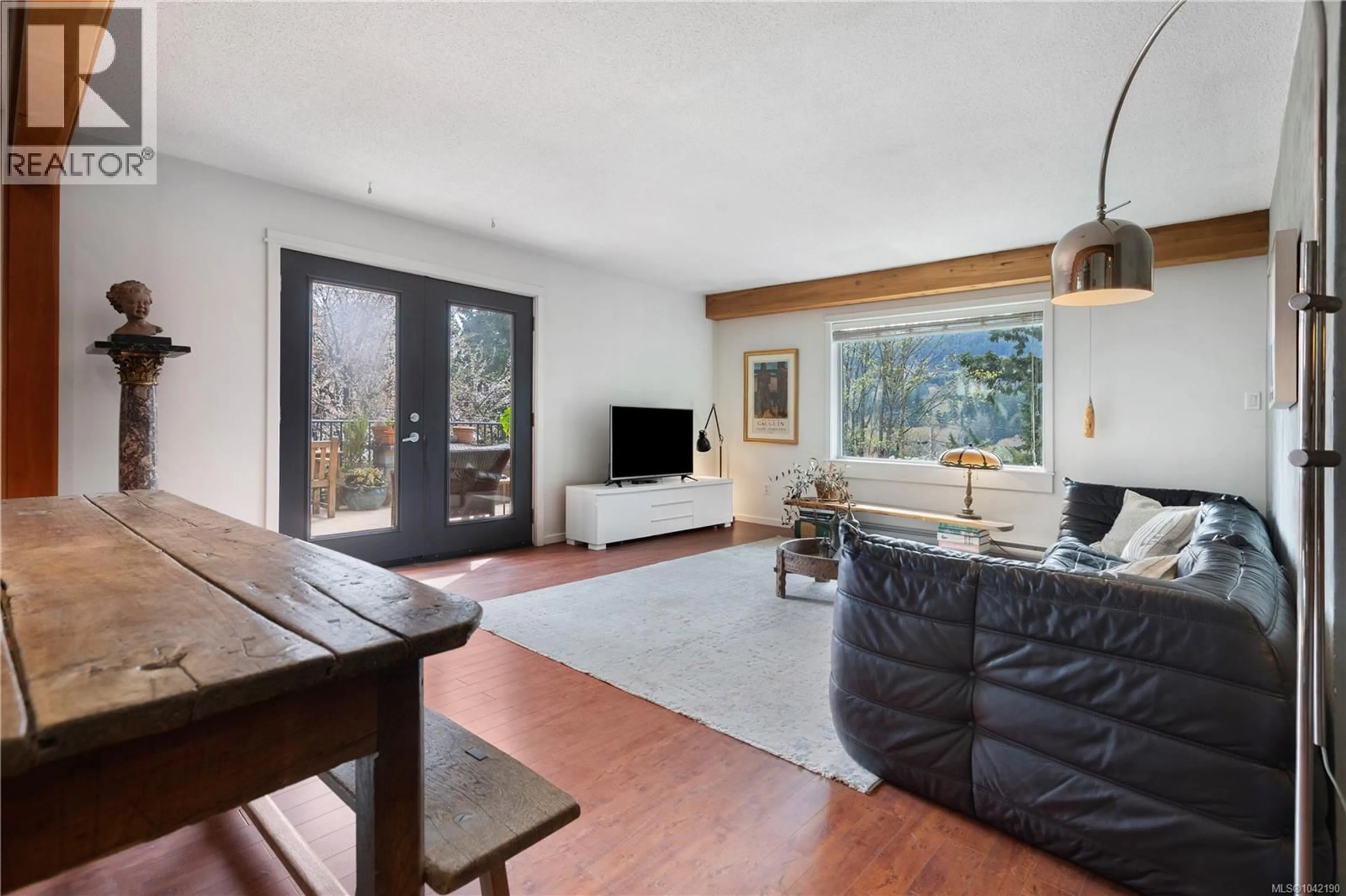 Living room with furniture, wood/laminate floor for 142 PARK DRIVE, Salt Spring British Columbia V8K2R7