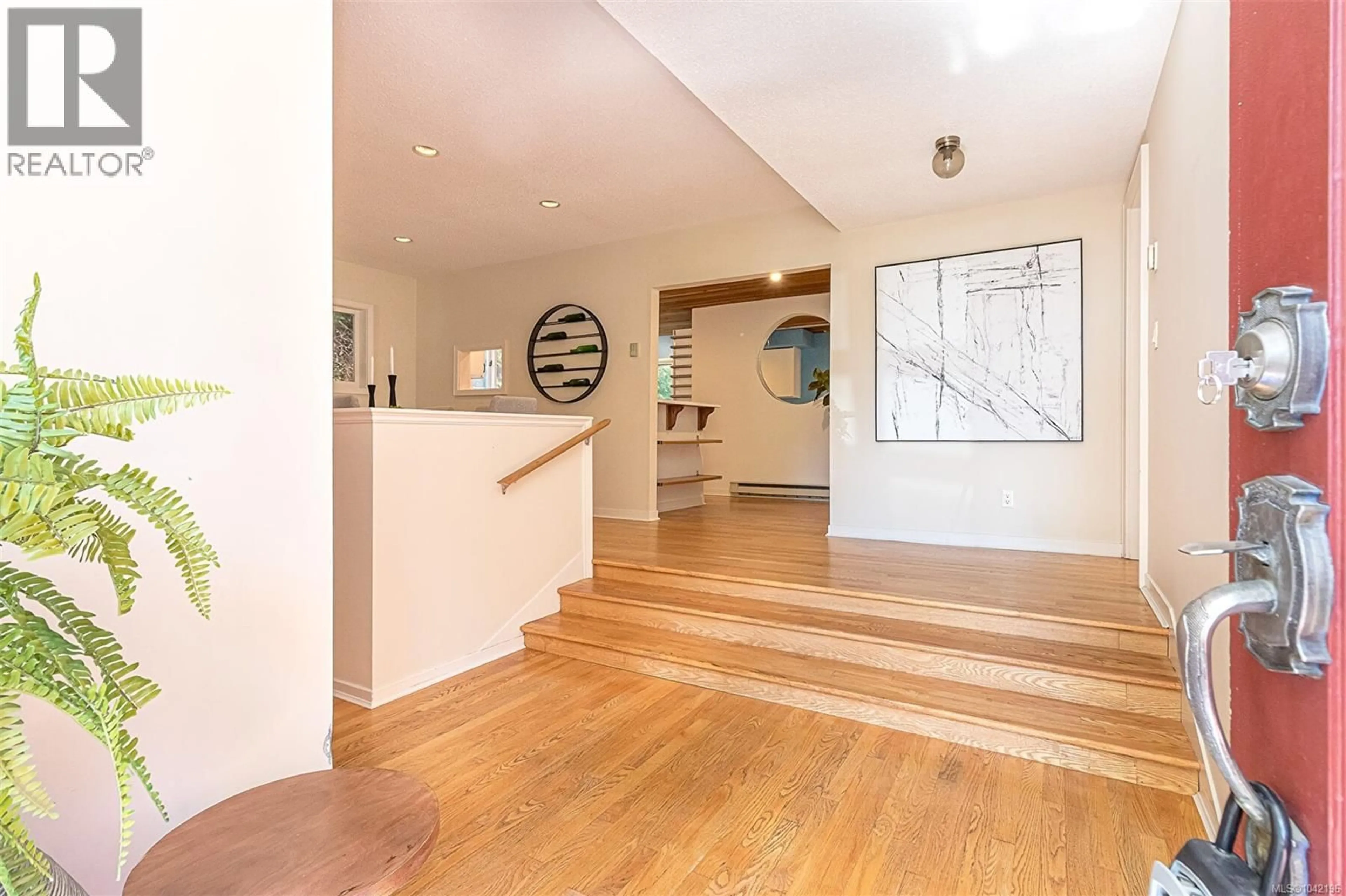 Indoor foyer for 880 SOMENOS STREET, Victoria British Columbia V8S4A6