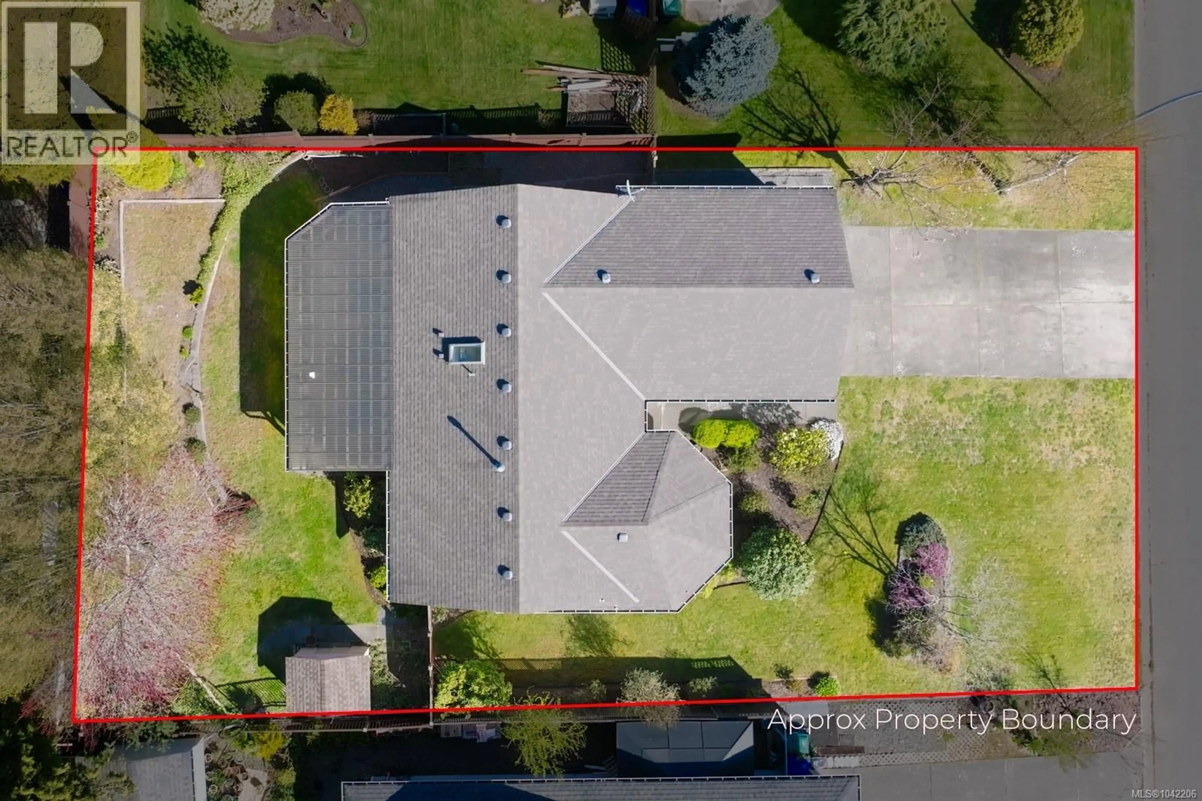 A pic from outside/outdoor area/front of a property/back of a property/a pic from drone, street for 2188 CARDINAL PLACE, Comox British Columbia V9M3G2