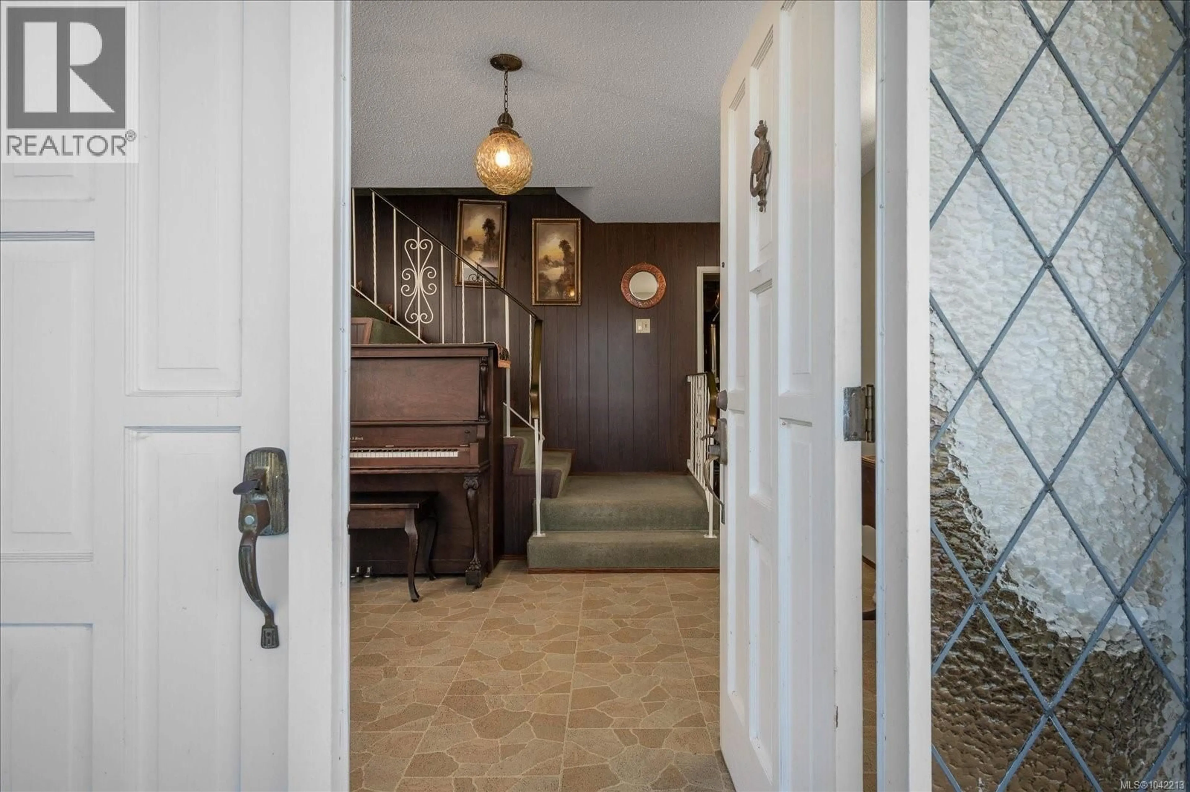 Indoor foyer for 3647 OVERLOOK DRIVE, Nanaimo British Columbia V9T1M5