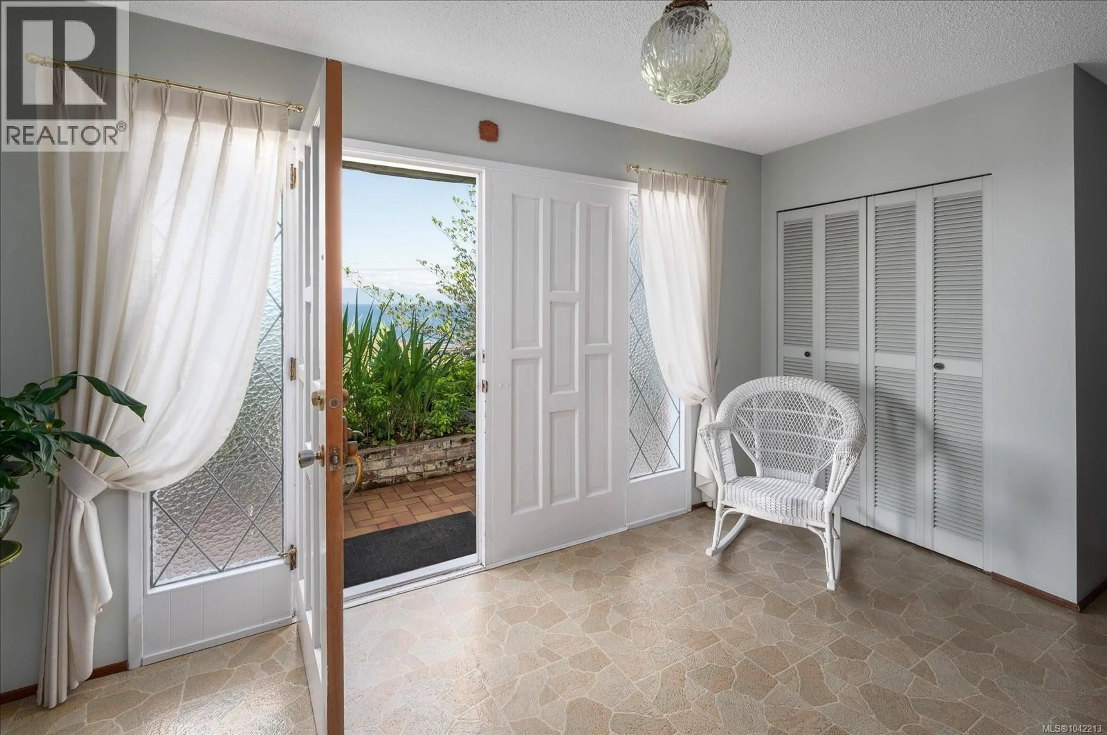 Indoor entryway for 3647 OVERLOOK DRIVE, Nanaimo British Columbia V9T1M5