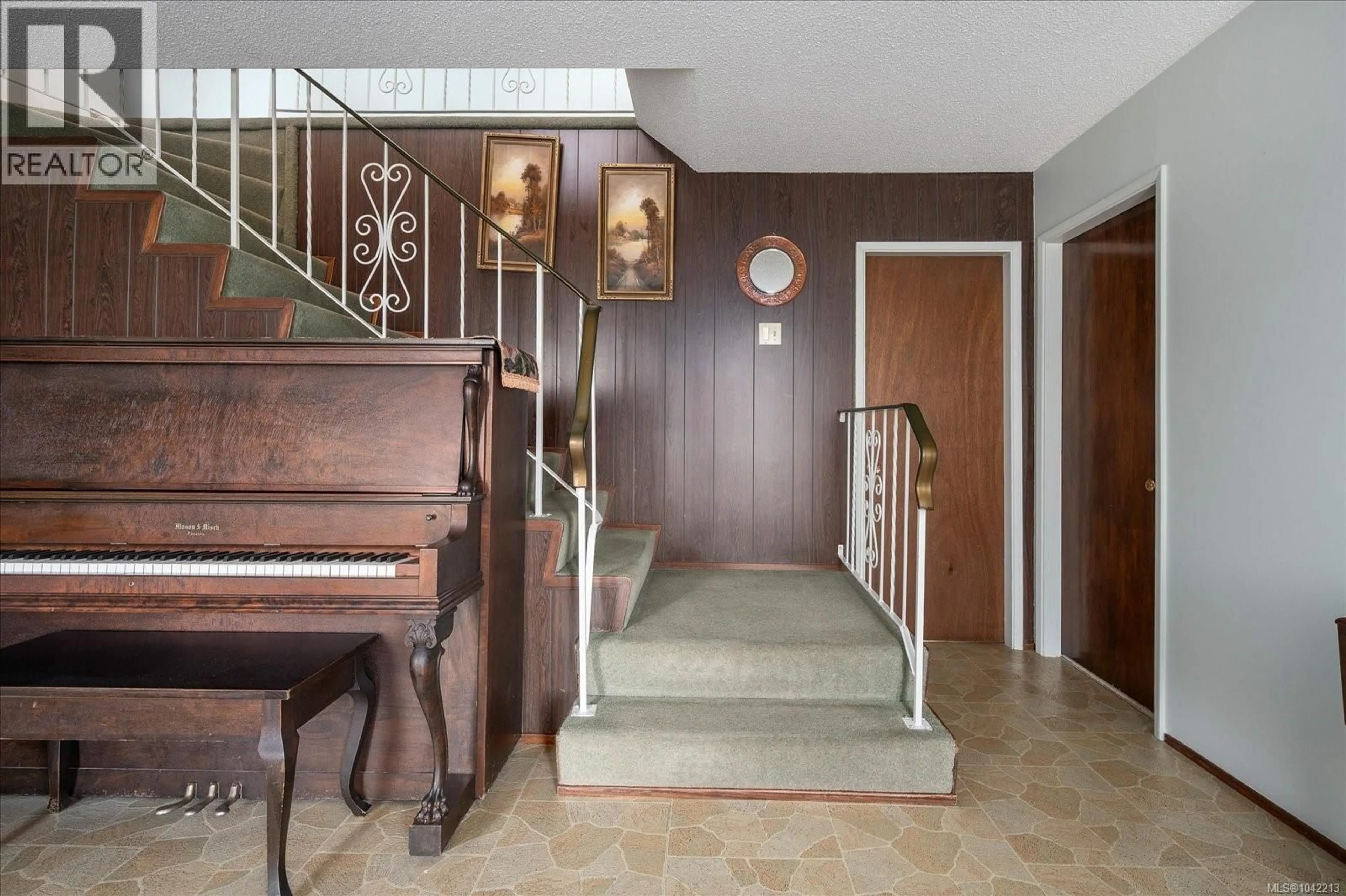 Indoor foyer for 3647 OVERLOOK DRIVE, Nanaimo British Columbia V9T1M5