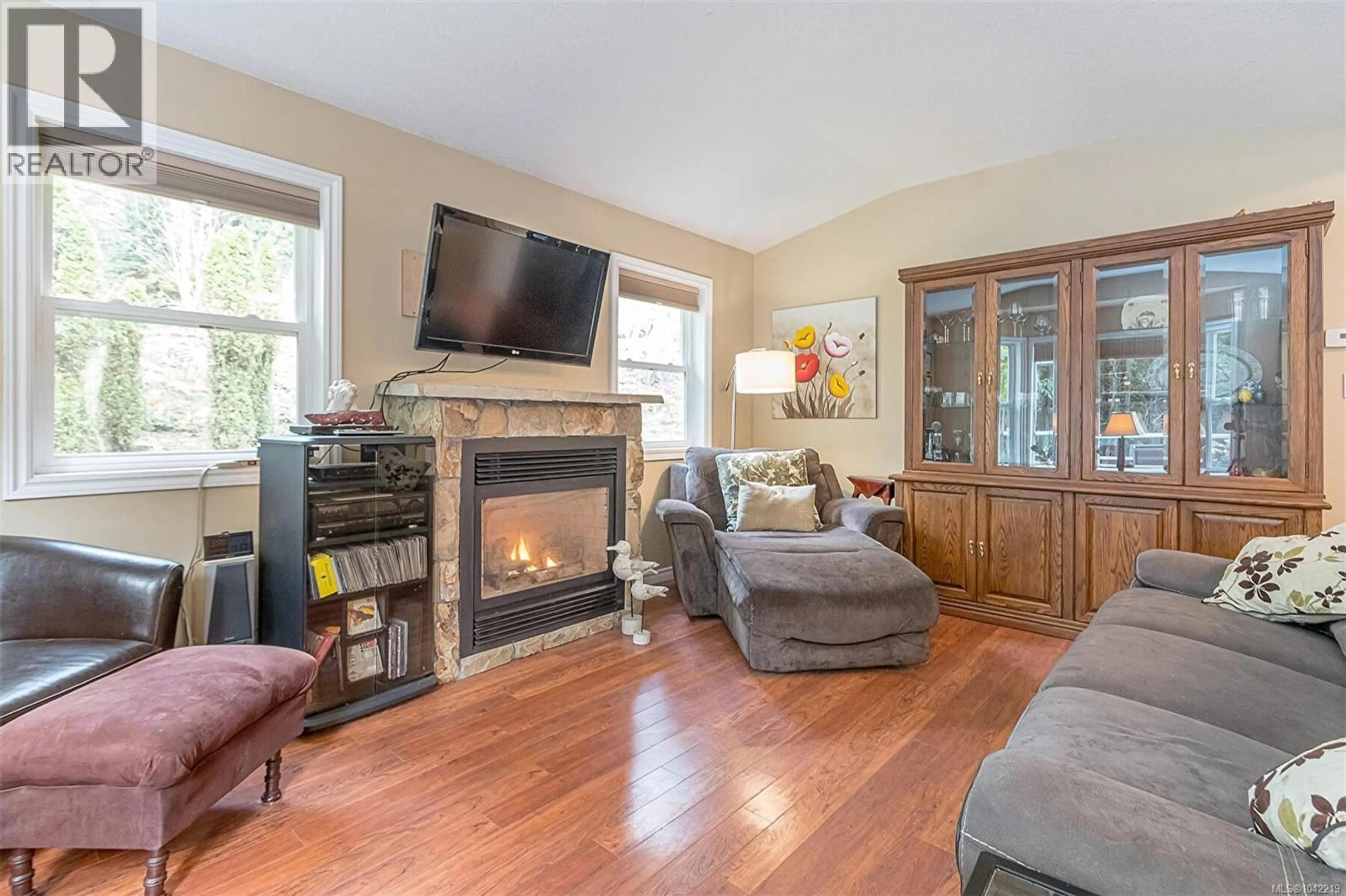 Living room with furniture, wood/laminate floor for 350 DOGWOOD DRIVE, Ladysmith British Columbia V9G1A8