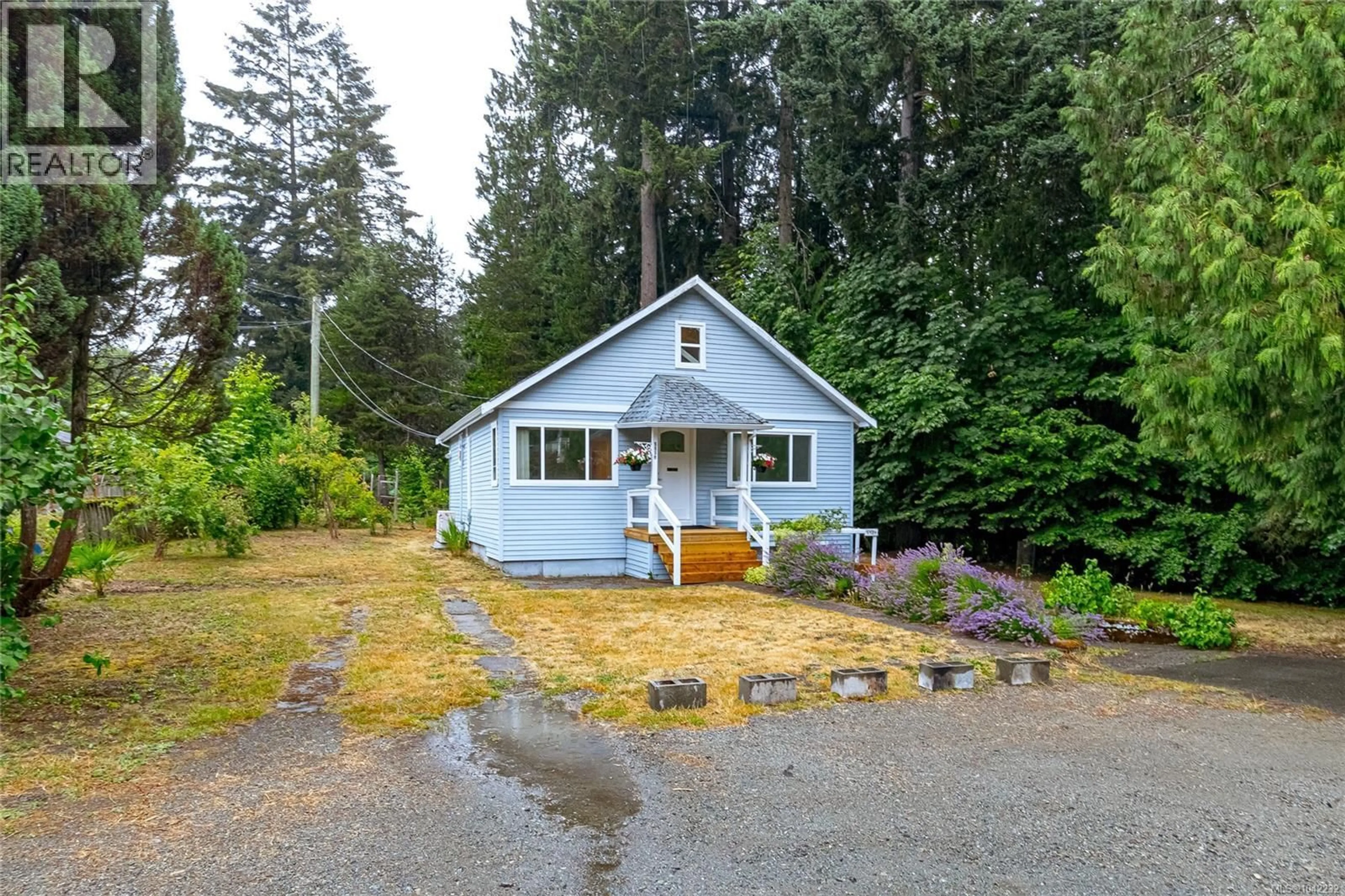 A pic from outside/outdoor area/front of a property/back of a property/a pic from drone, street for 5934 HIGHLAND AVENUE, Duncan British Columbia V9L1L6