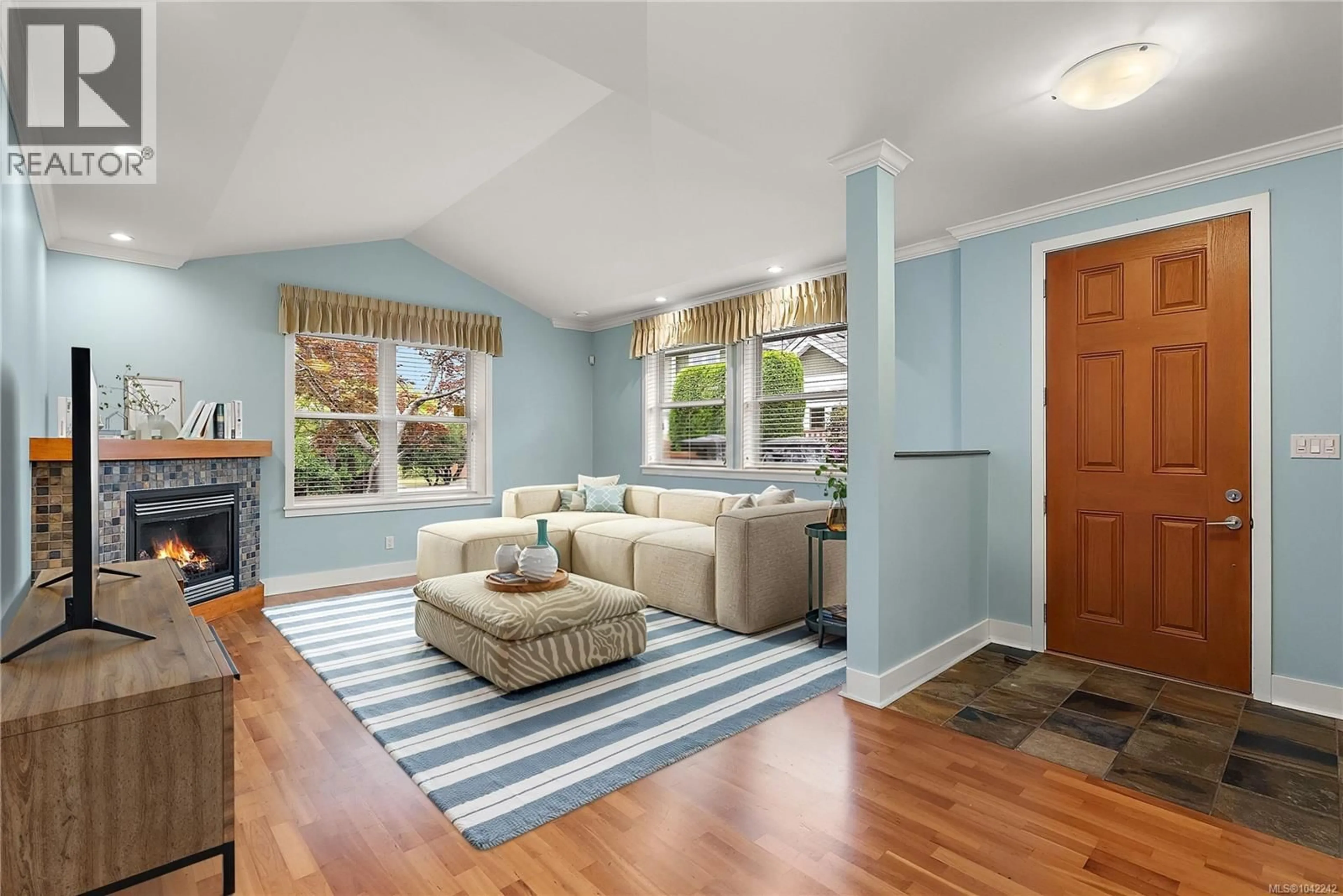 Living room with furniture, unknown for 5 - 10520 MCDONALD PARK ROAD, North Saanich British Columbia V8L3J1