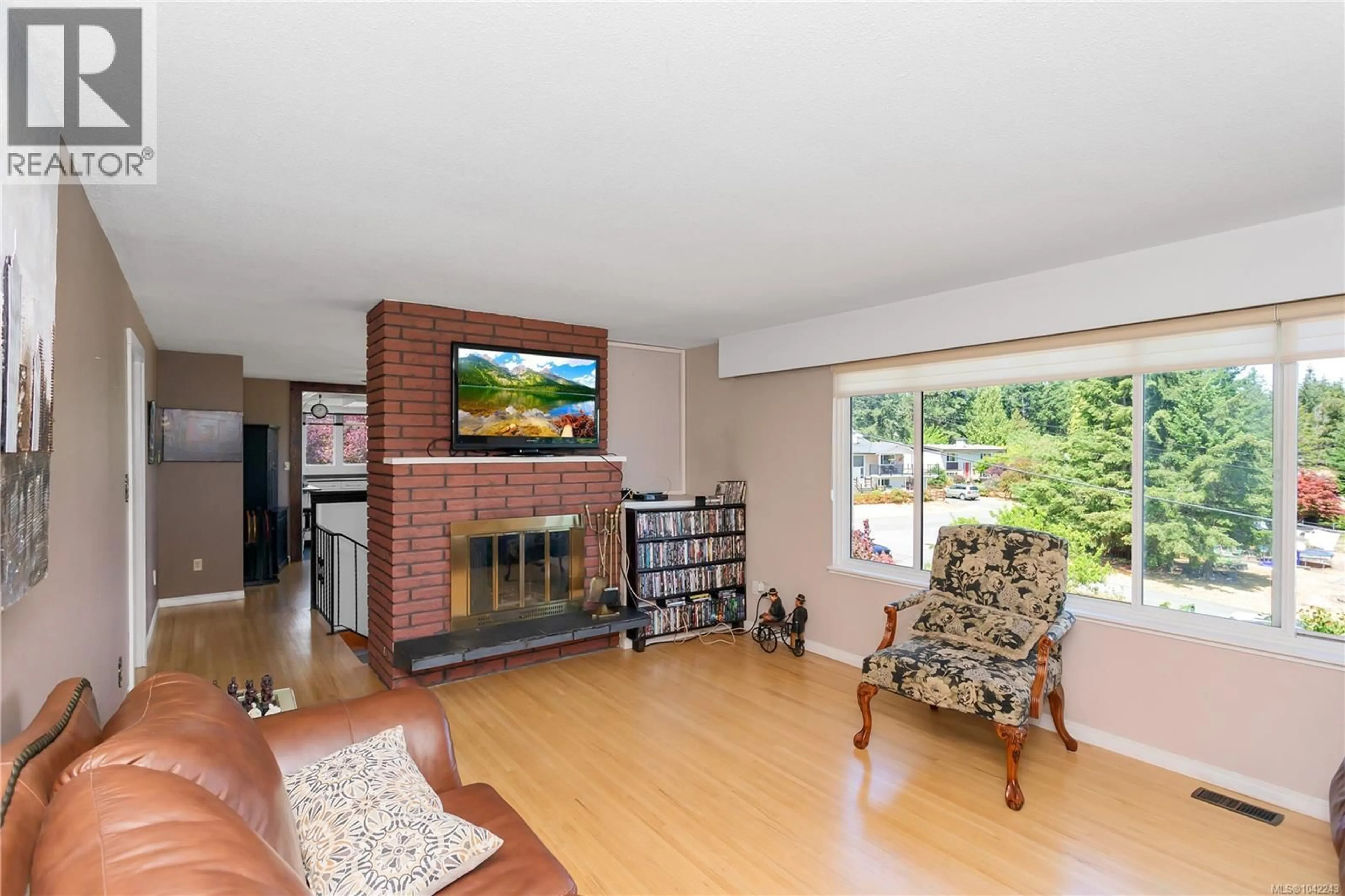 Living room with furniture, wood/laminate floor for 1692 CENTENNARY DRIVE, Nanaimo British Columbia V9X1A3