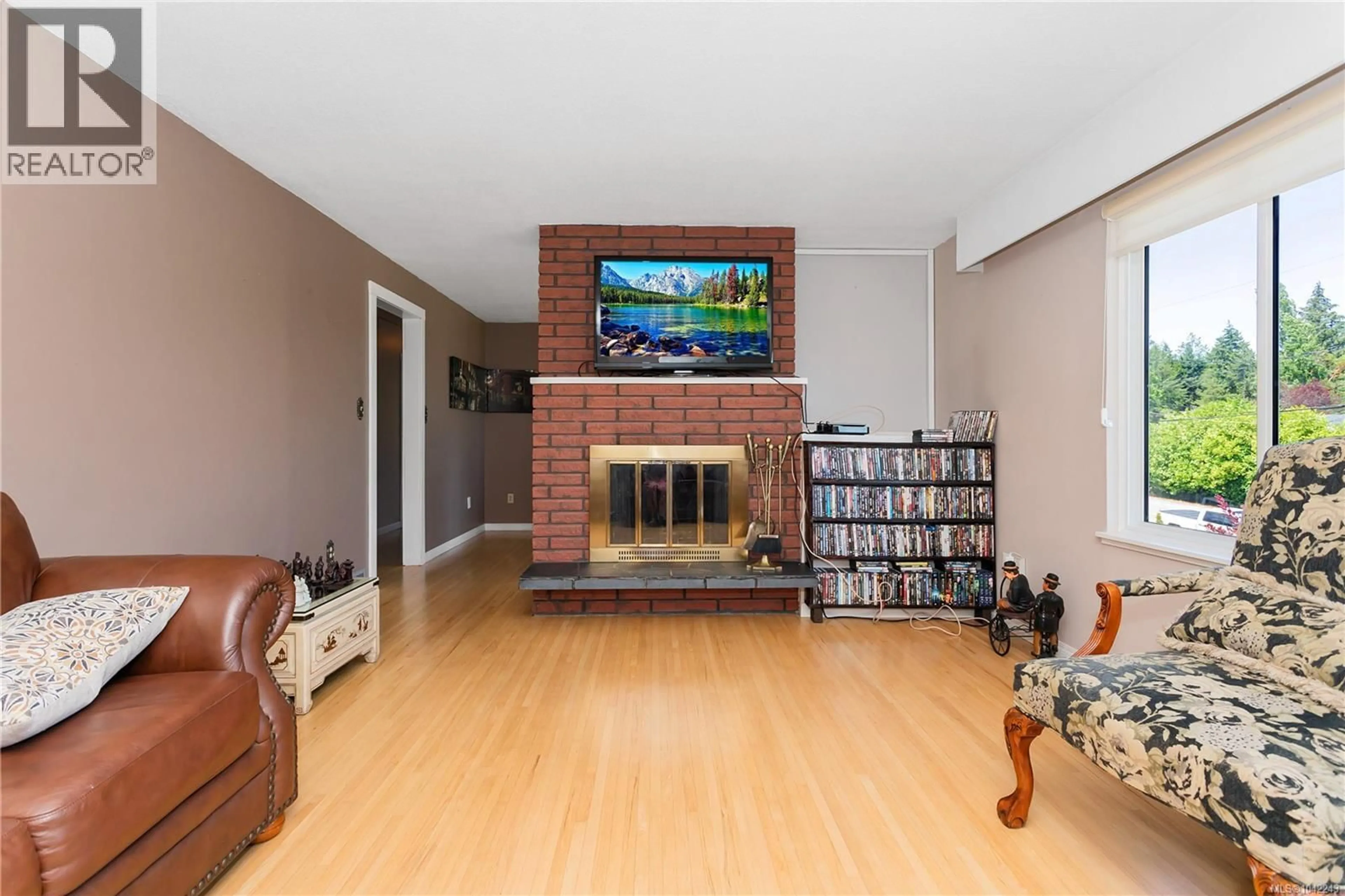 Living room with furniture, wood/laminate floor for 1692 CENTENNARY DRIVE, Nanaimo British Columbia V9X1A3