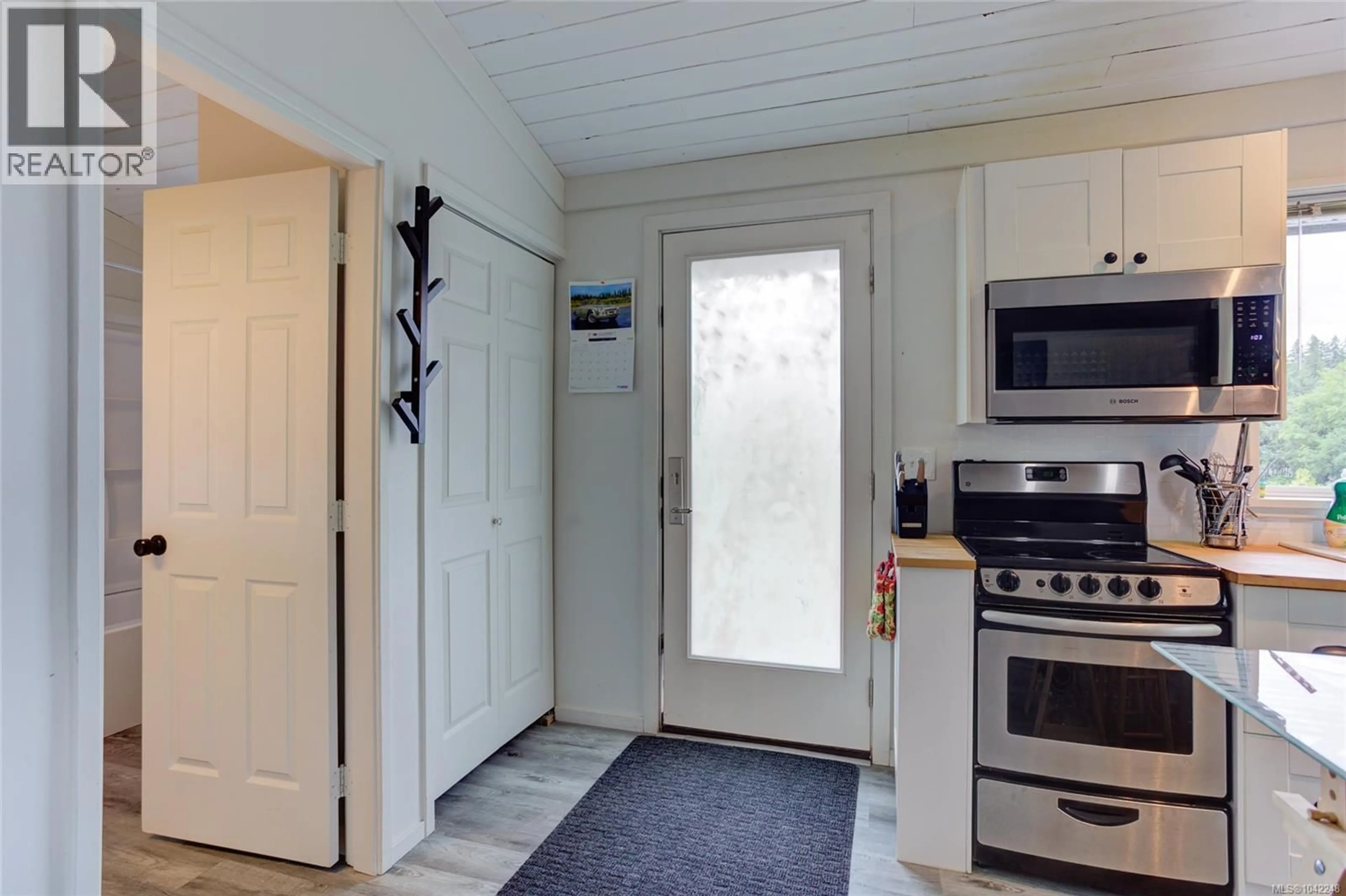 Indoor entryway for 6 - 8631 SOUTH SHORE ROAD, Lake Cowichan British Columbia V0R2G0