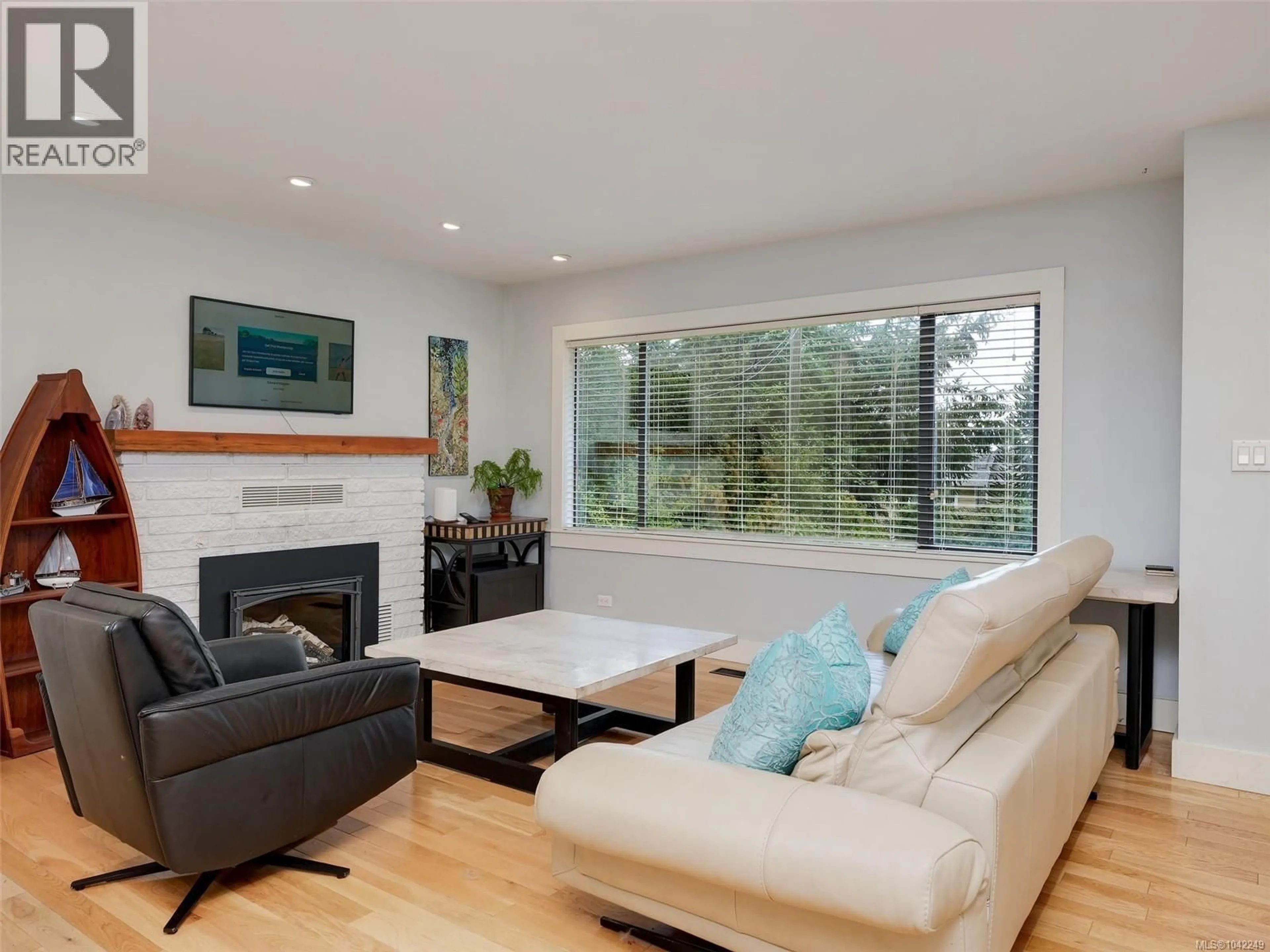 Living room with furniture, wood/laminate floor for 8508 EBOR TERRACE, North Saanich British Columbia V8L1L5