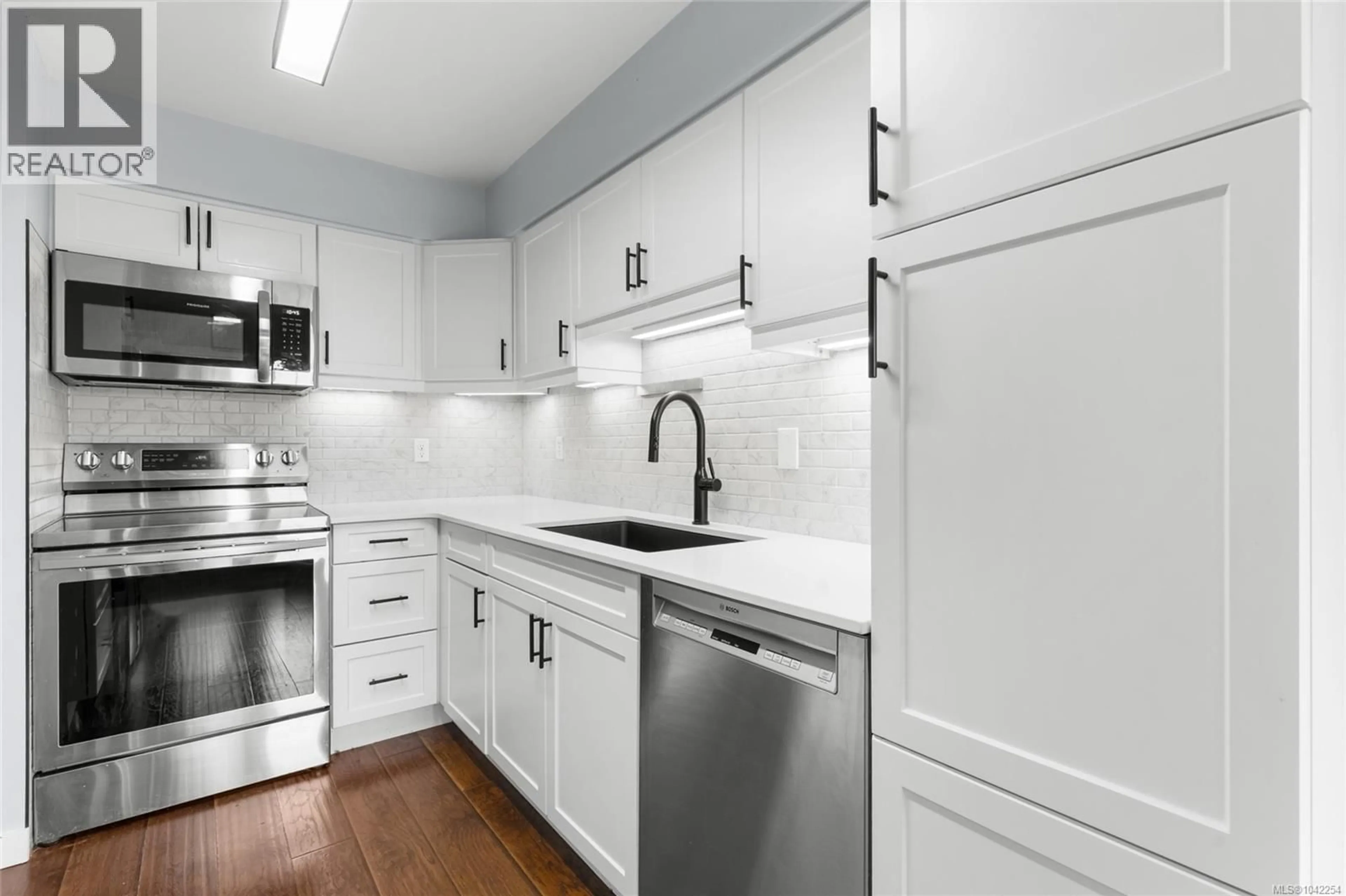 Standard kitchen, unknown for 305 - 935 JOHNSON STREET, Victoria British Columbia V8V3N5