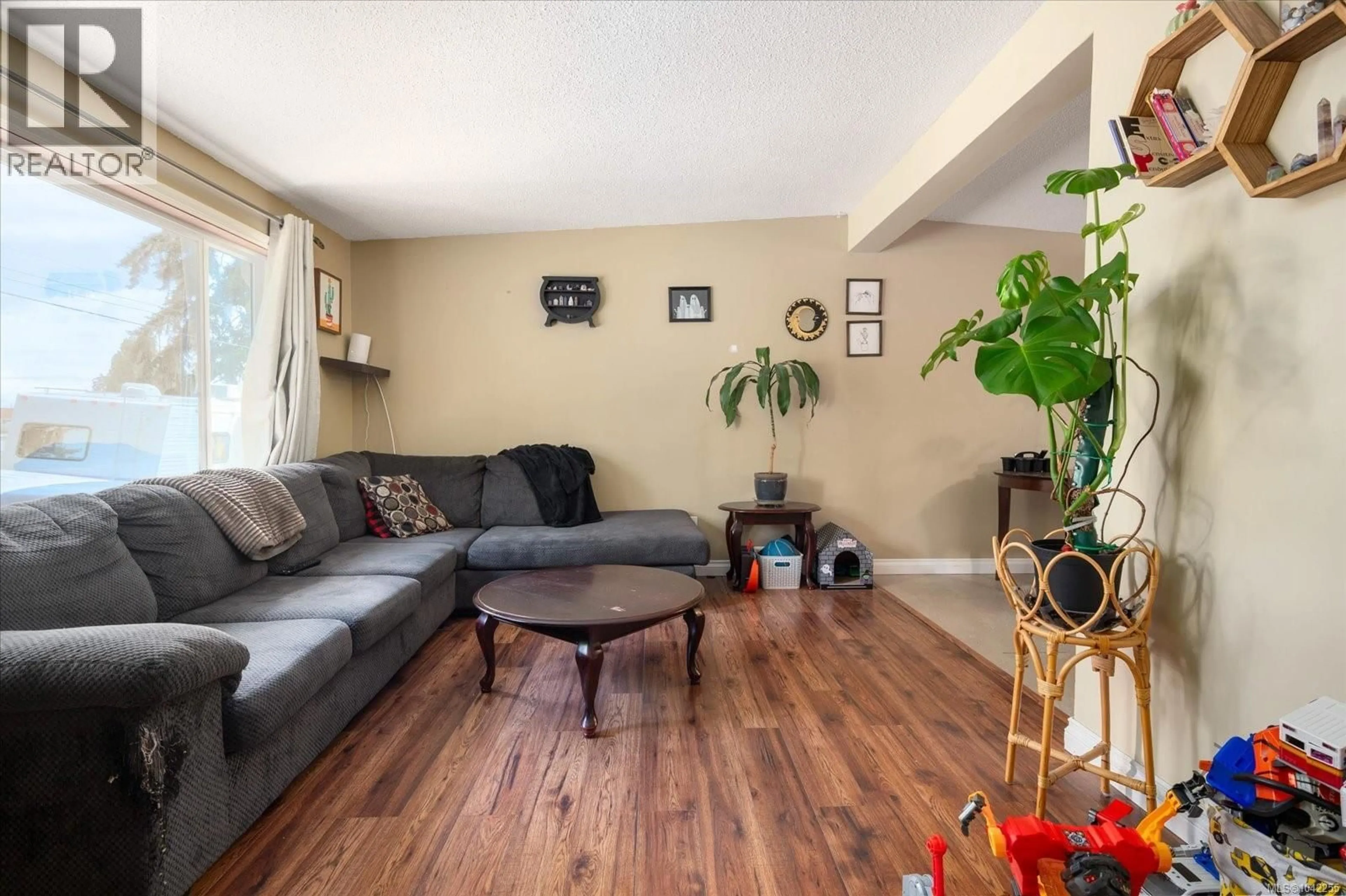 Living room with furniture, wood/laminate floor for 671 BEACONSFIELD ROAD, Nanaimo British Columbia V9R1X1