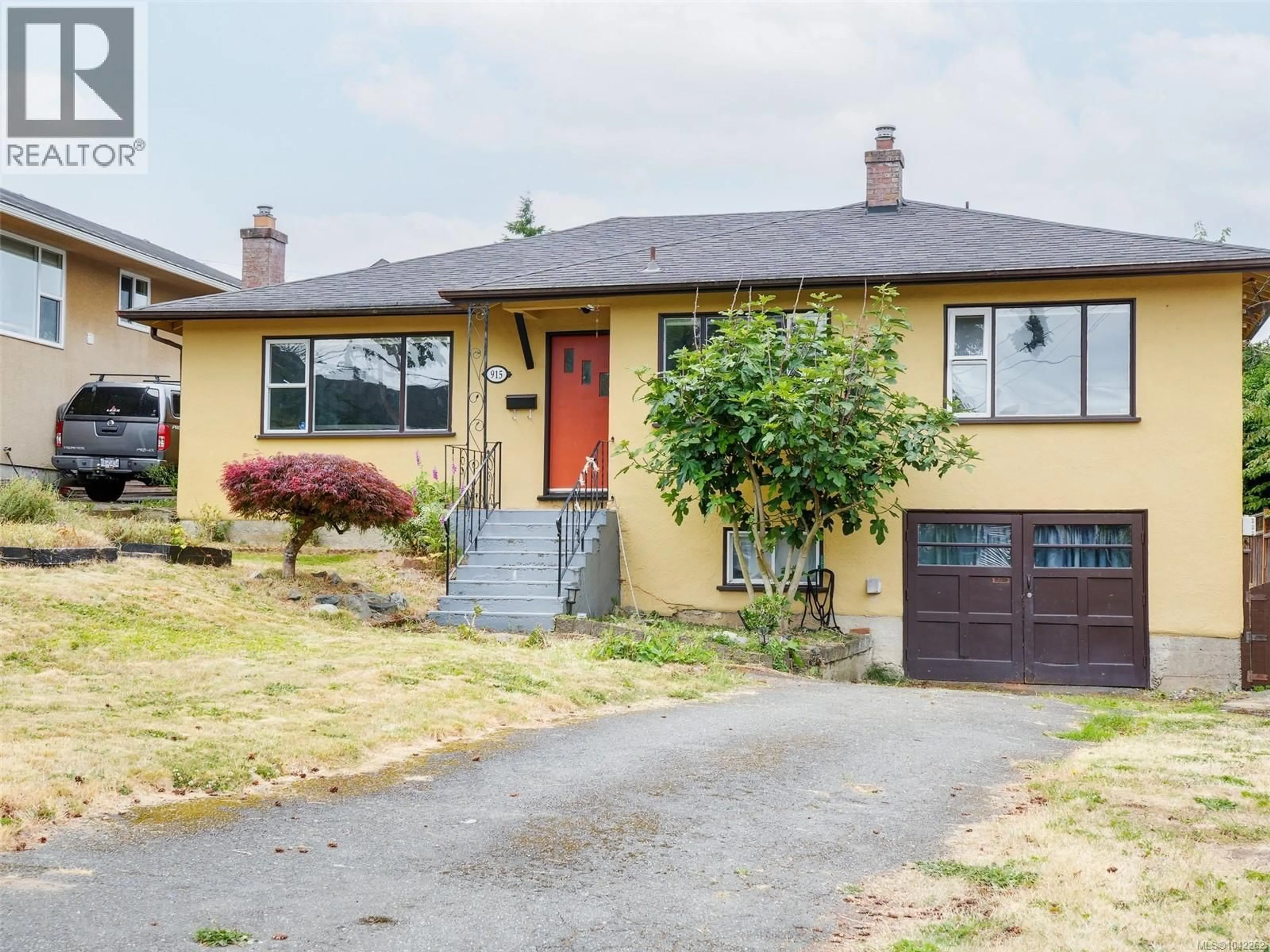 Home with vinyl exterior material, street for 915 INSKIP STREET, Esquimalt British Columbia V9A4J6
