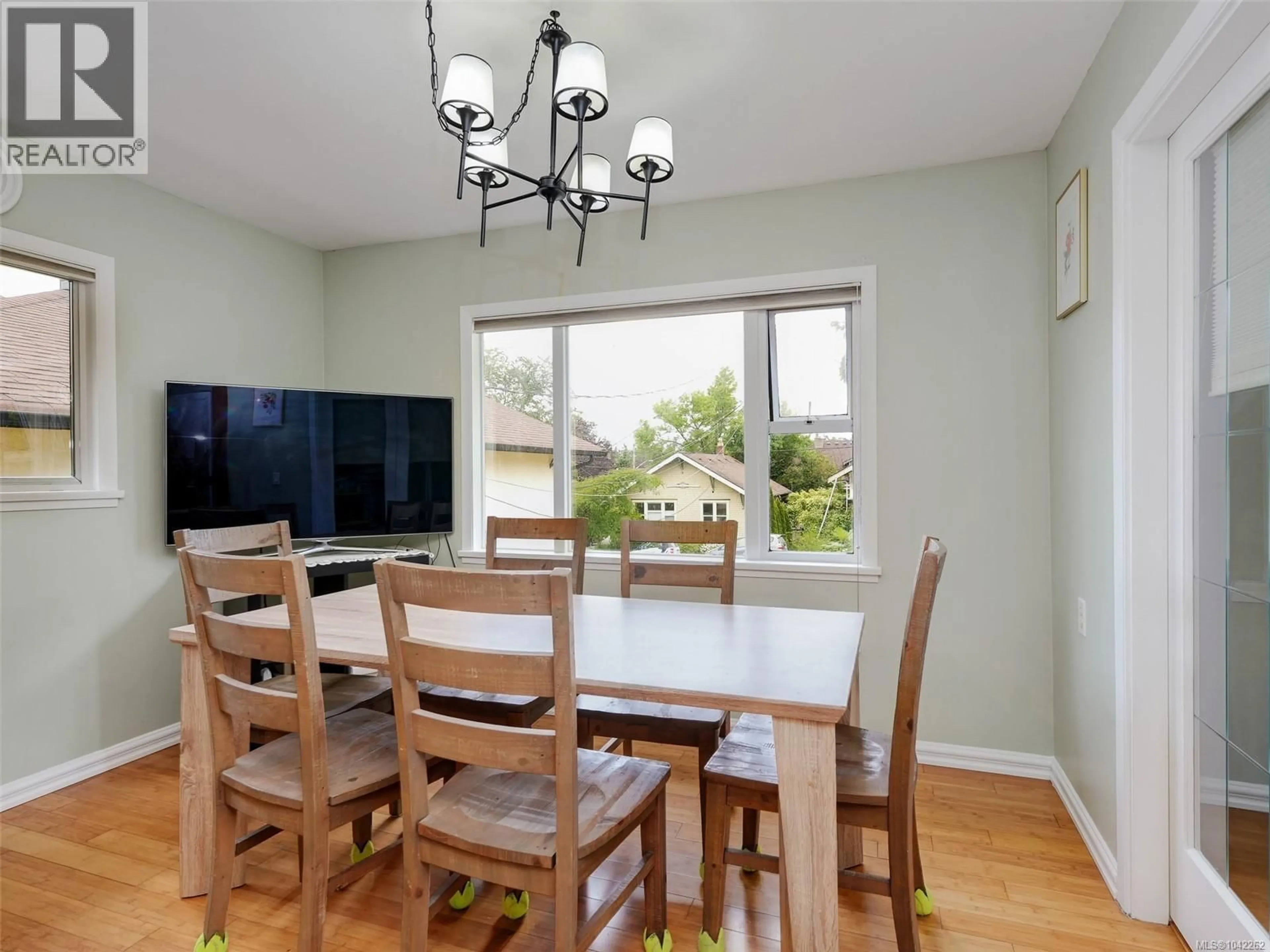 Dining room, wood/laminate floor for 915 INSKIP STREET, Esquimalt British Columbia V9A4J6