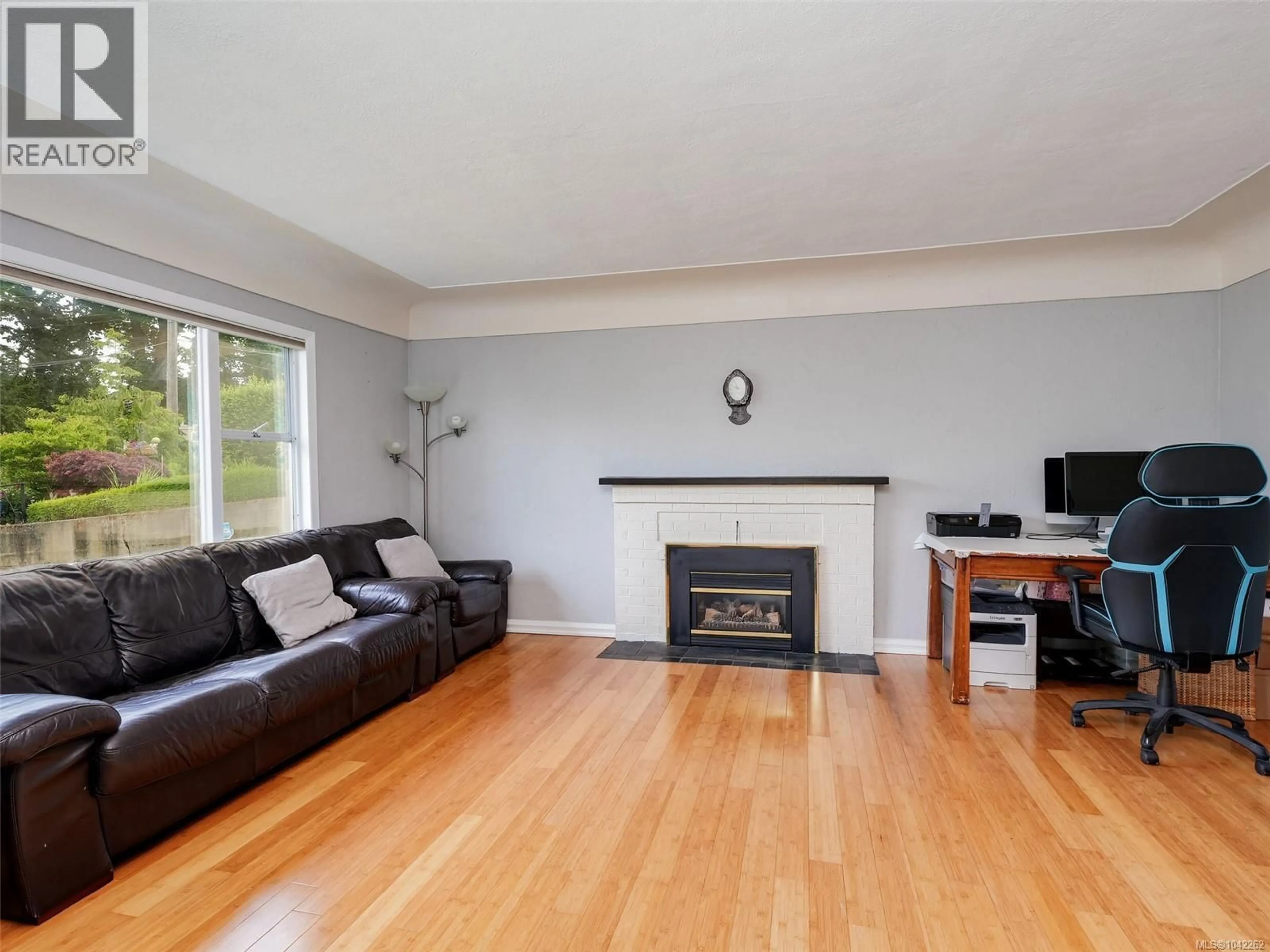 Living room with furniture, wood/laminate floor for 915 INSKIP STREET, Esquimalt British Columbia V9A4J6
