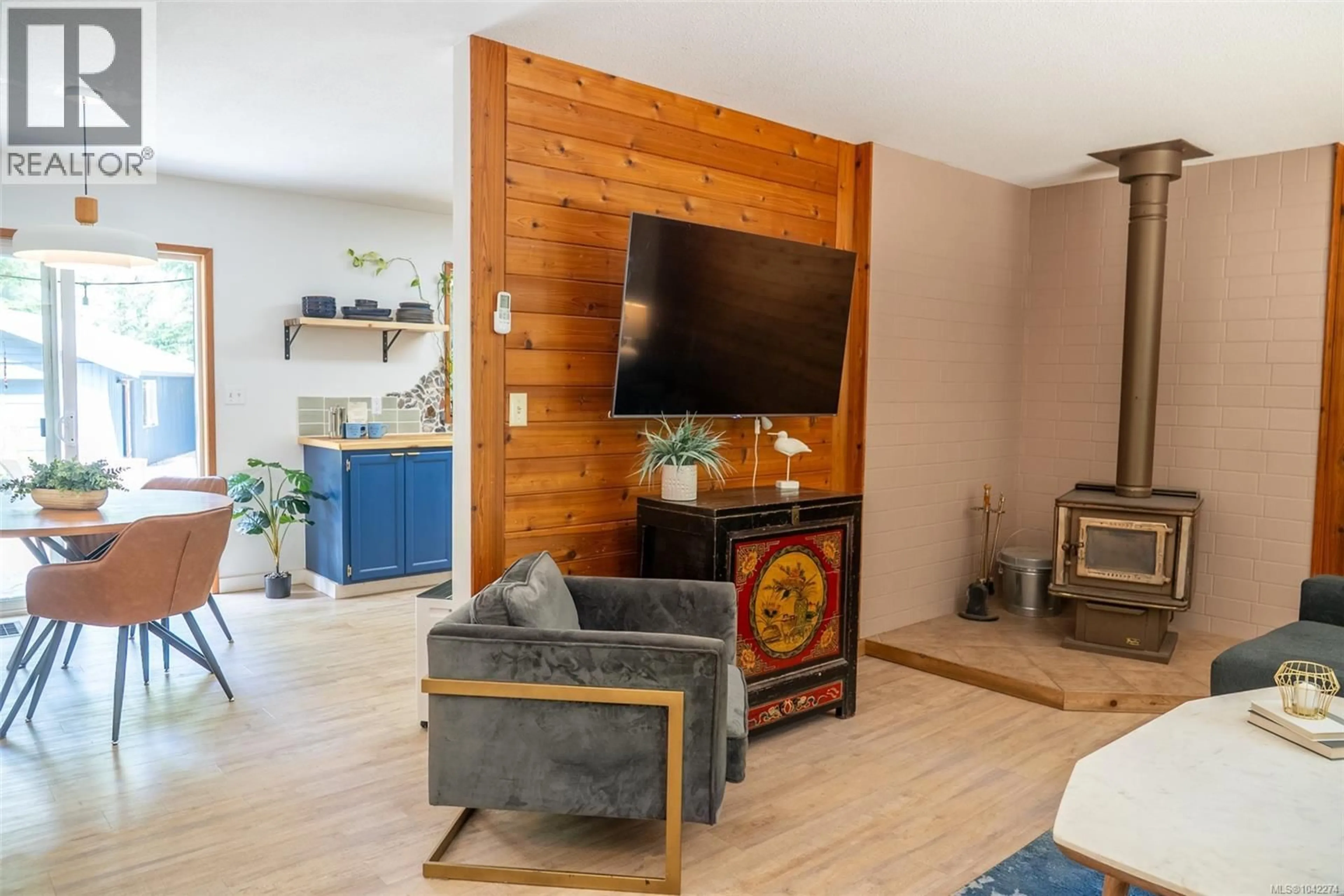Living room with furniture, wood/laminate floor for 4746 BOSUN WAY, Pender Island British Columbia V0N2M2