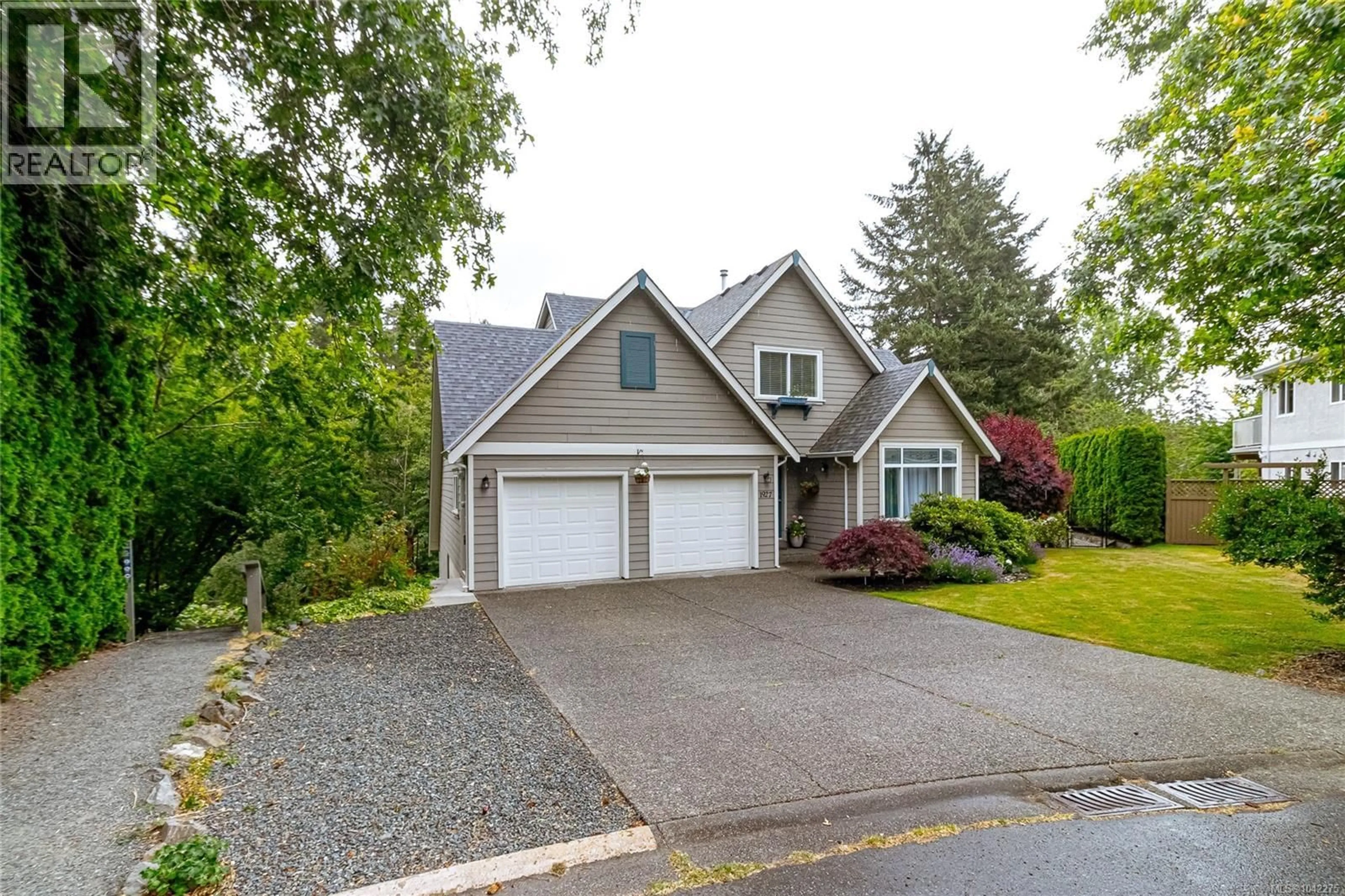 Home with vinyl exterior material, street for 1927 RIVERSIDE DRIVE, View Royal British Columbia V9B6H9