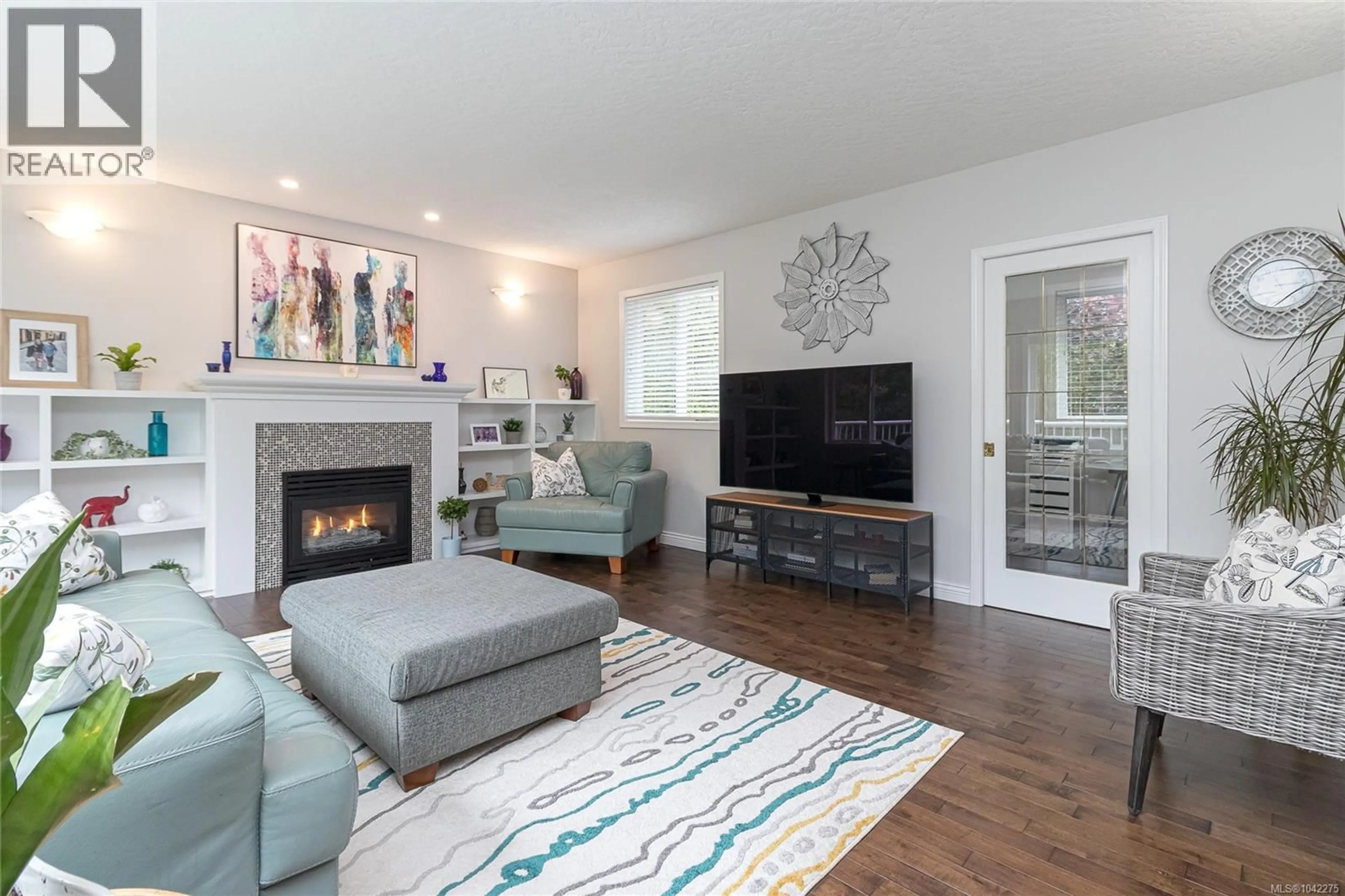 Living room with furniture, wood/laminate floor for 1927 RIVERSIDE DRIVE, View Royal British Columbia V9B6H9