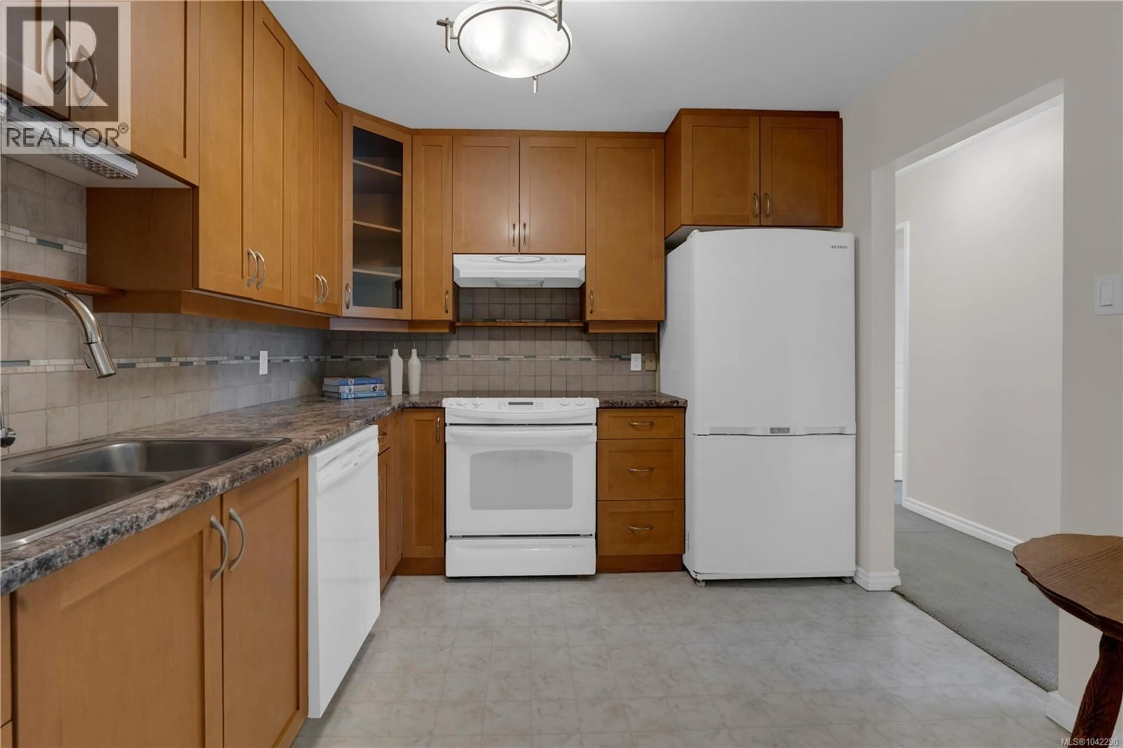 Standard kitchen, ceramic/tile floor for 403 - 79 GORGE ROAD WEST, Saanich British Columbia V9A1L9