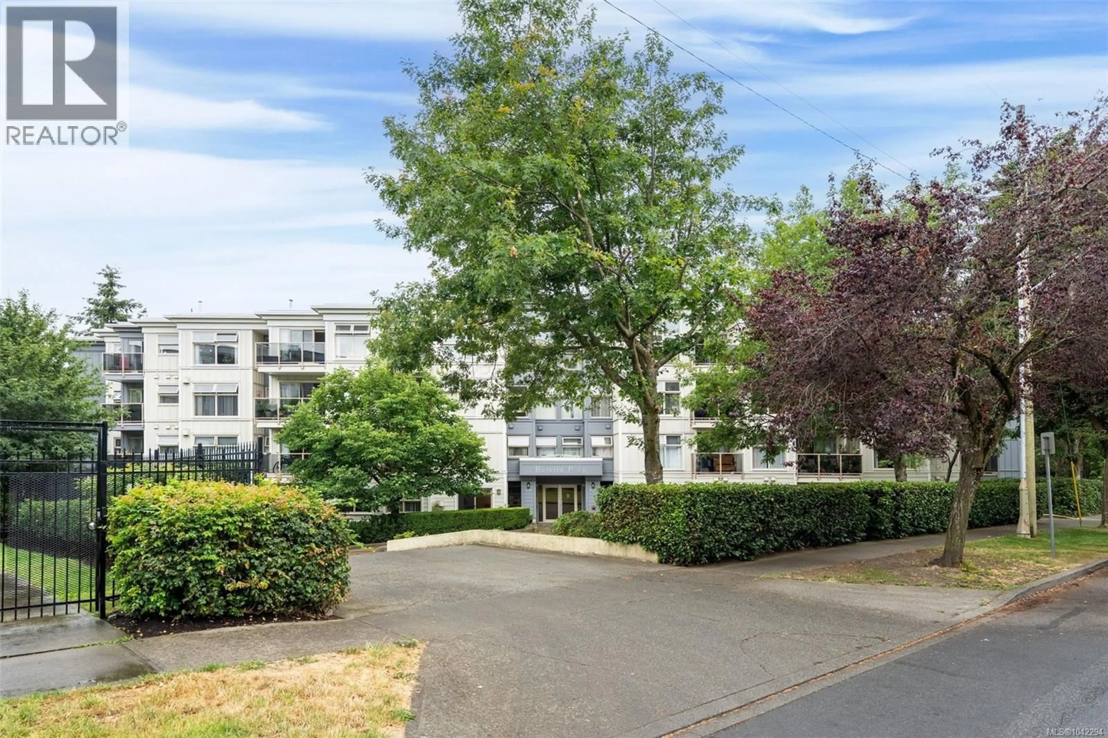 A pic from outside/outdoor area/front of a property/back of a property/a pic from drone, building for 107 - 535 MANCHESTER ROAD, Victoria British Columbia V8T5J1