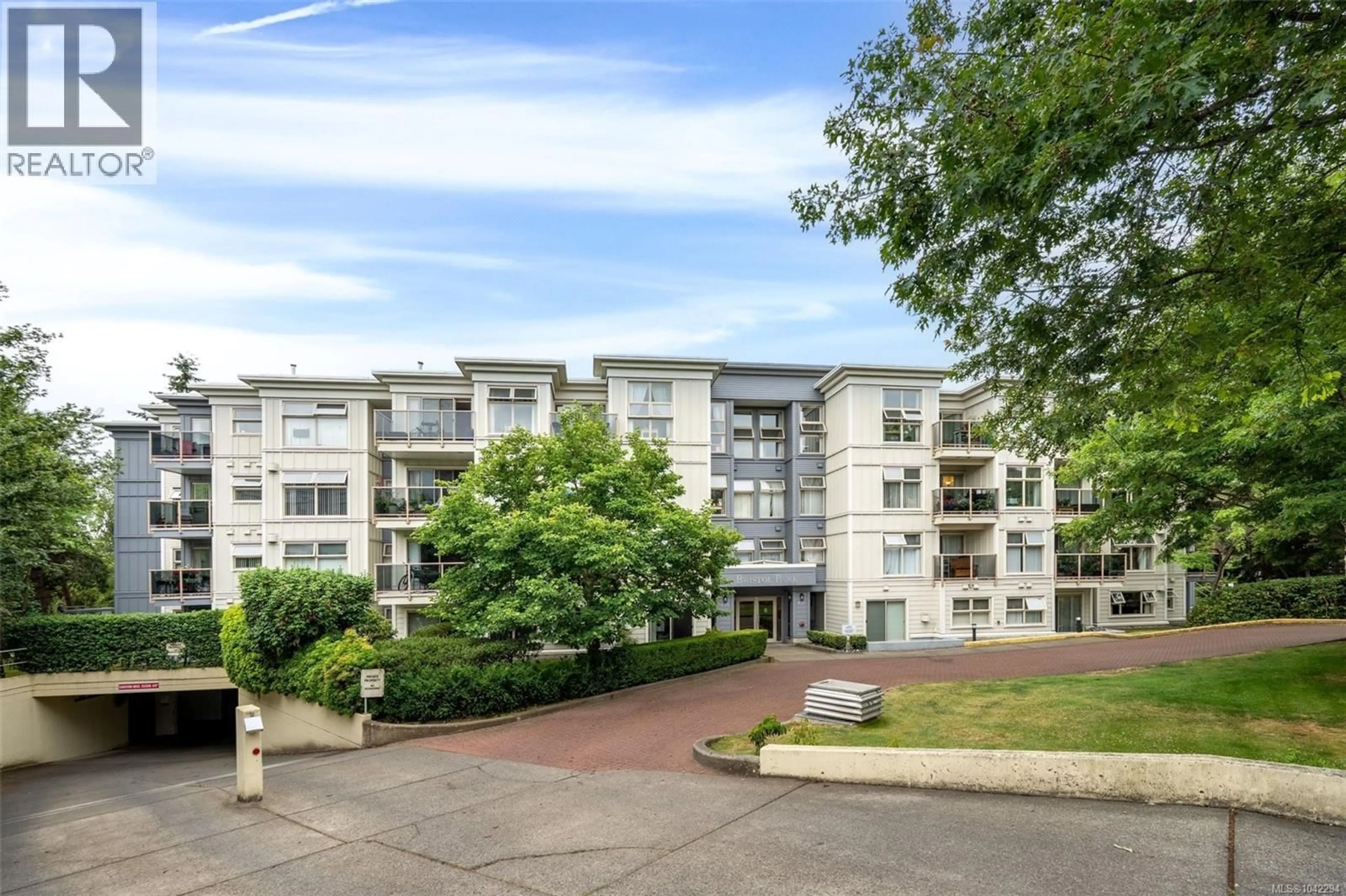 A pic from outside/outdoor area/front of a property/back of a property/a pic from drone, unknown for 107 - 535 MANCHESTER ROAD, Victoria British Columbia V8T5J1