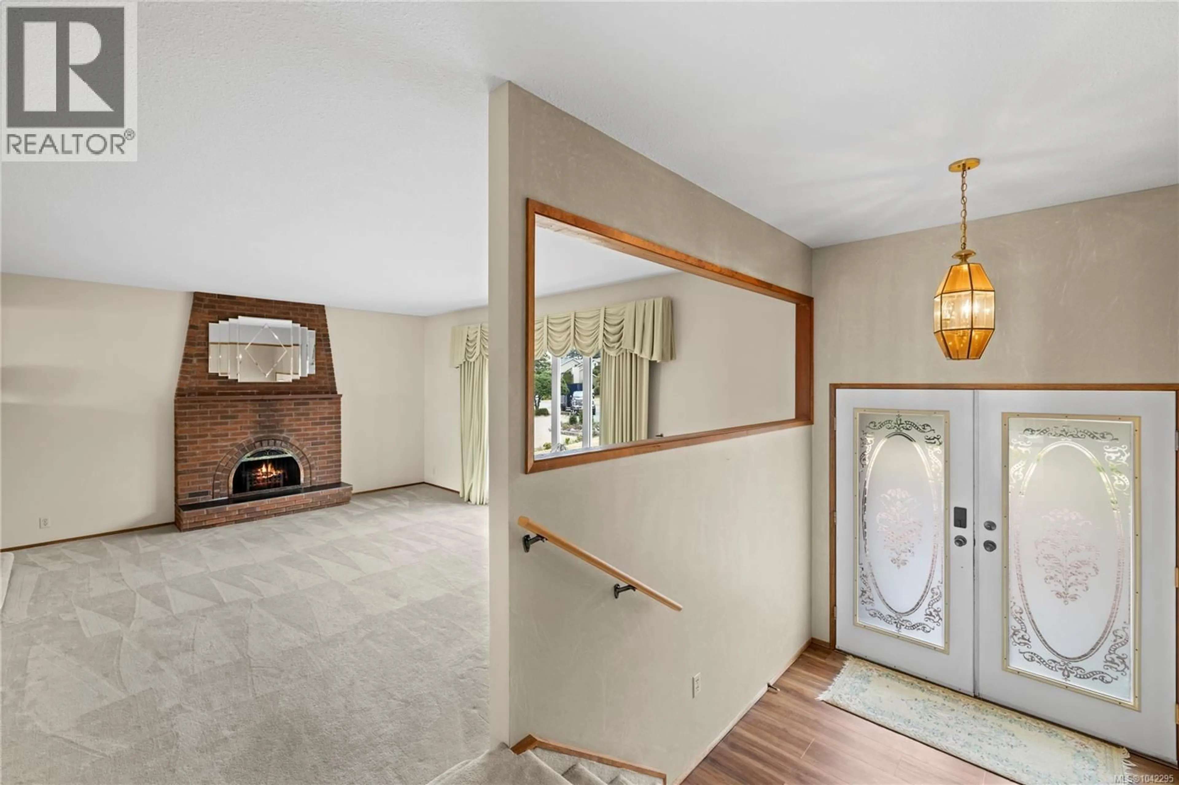Indoor foyer for 718 ISLE VIEW PLACE, Nanaimo British Columbia V9V1B4