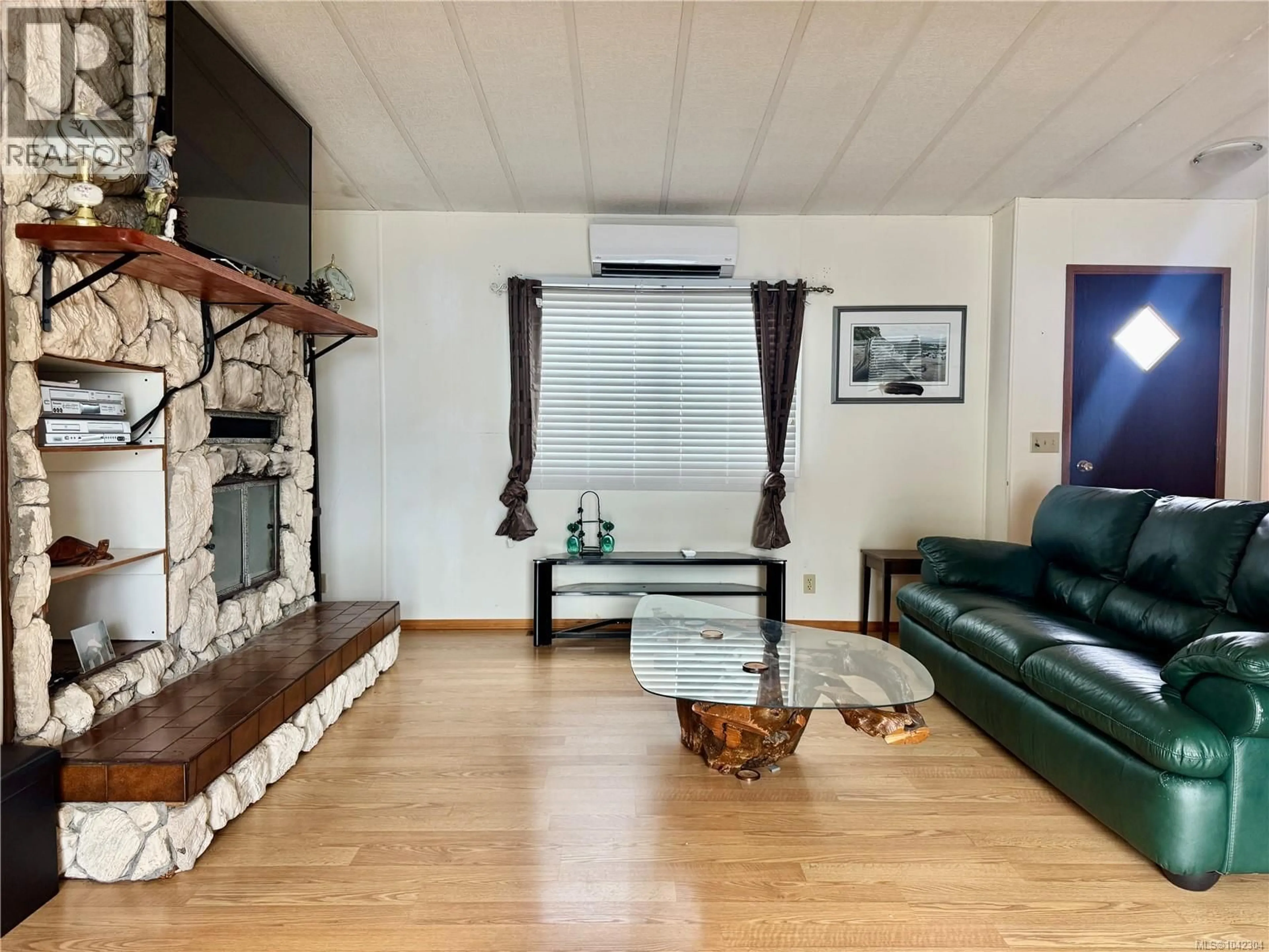 Living room with furniture, wood/laminate floor for 34 - 1240 WILKINSON ROAD, Comox British Columbia V9M3X8