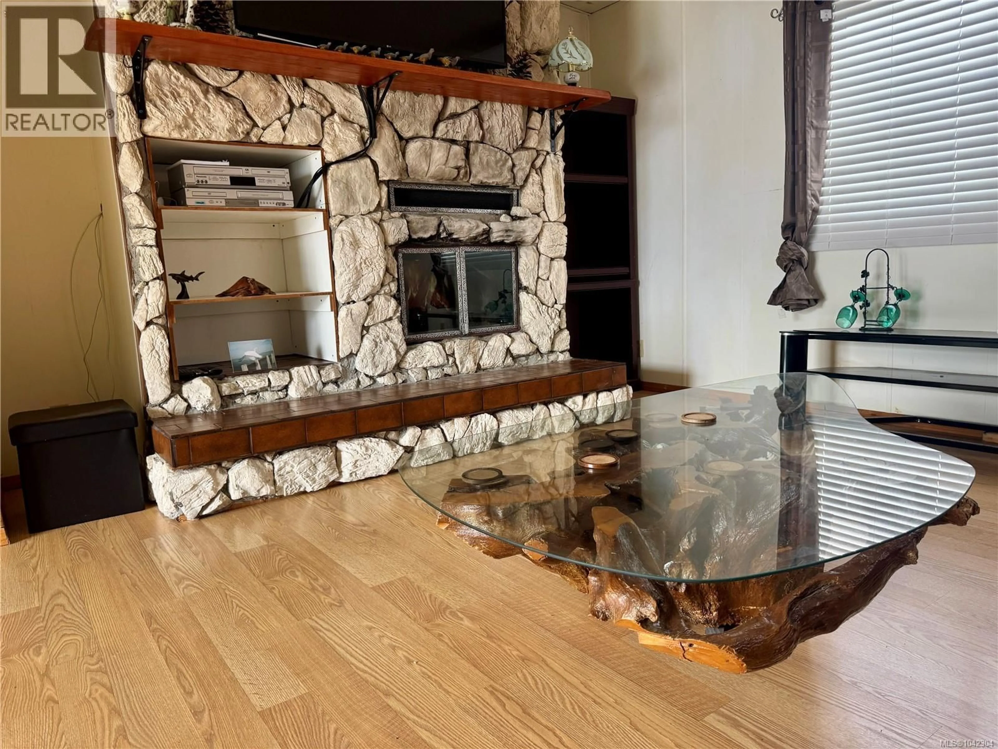 Living room with furniture, wood/laminate floor for 34 - 1240 WILKINSON ROAD, Comox British Columbia V9M3X8