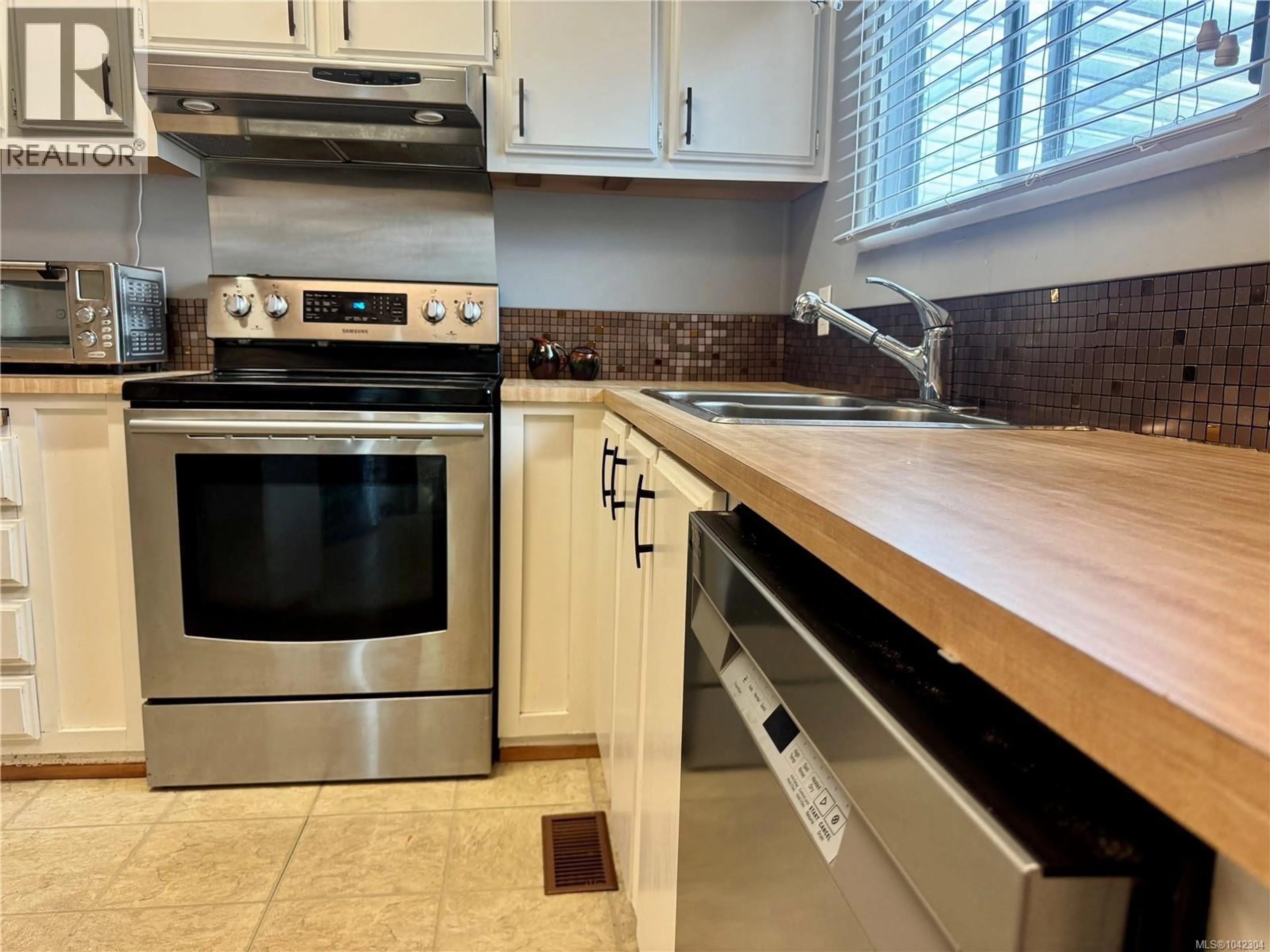 Standard kitchen, unknown for 34 - 1240 WILKINSON ROAD, Comox British Columbia V9M3X8