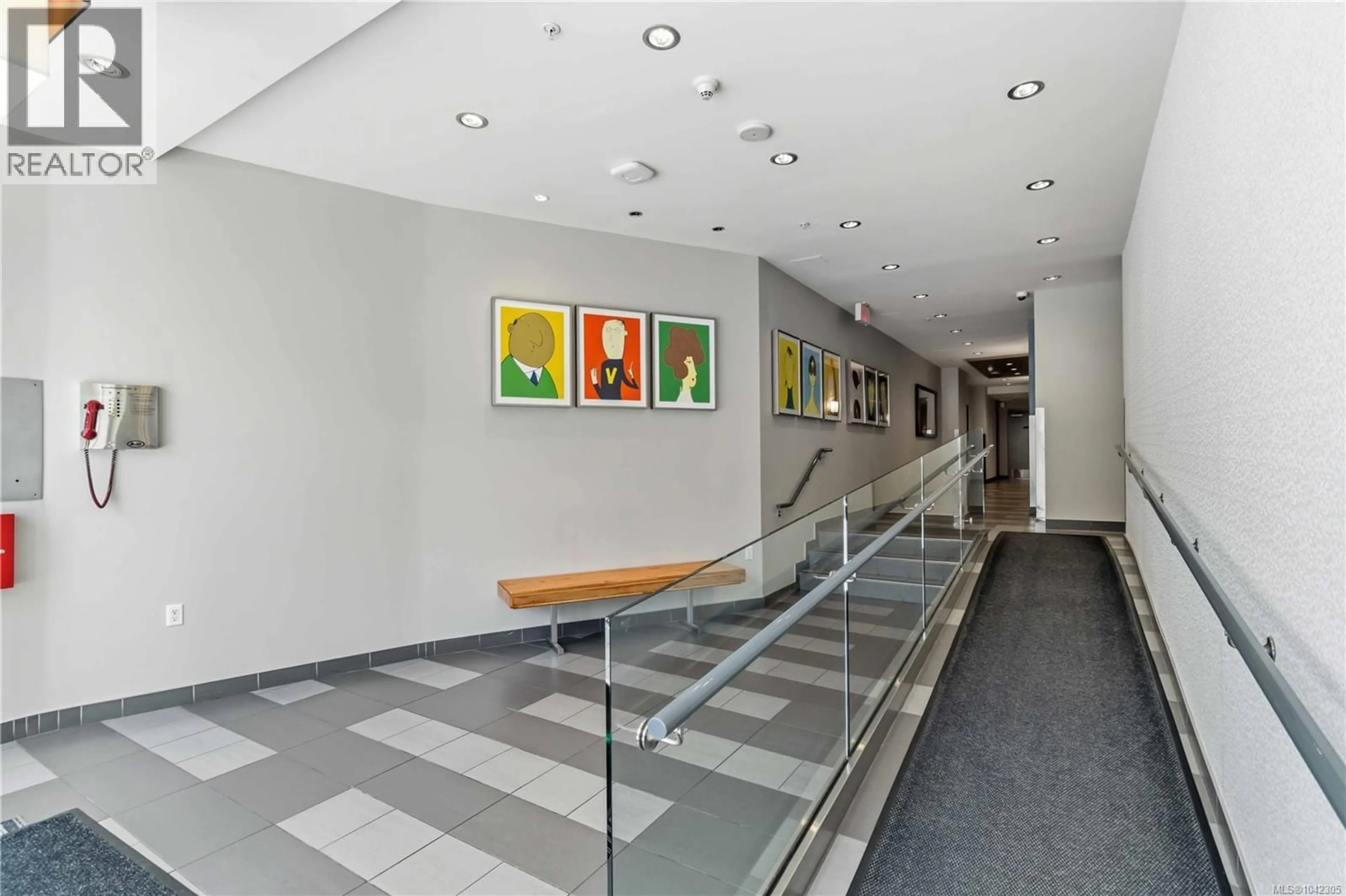 Indoor foyer for 304 - 834 JOHNSON STREET, Victoria British Columbia V8W1N3